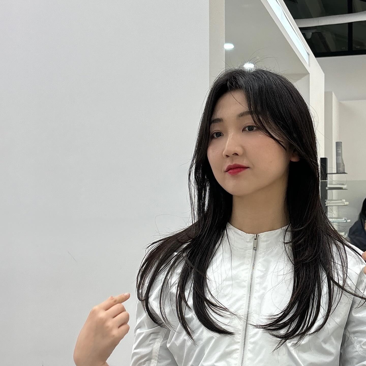 올만에 머리함✨
레이어마다 C컬이 들어가 있어서 정리하기 쉬운편!
확실히 가벼운 느낌이라 여름에 하기 좋은 디자인인듯🏖️

#크리우헤어침산네거리점 #크리우헤어 #c컬펌스타일 #c컬펌 #대구미용실