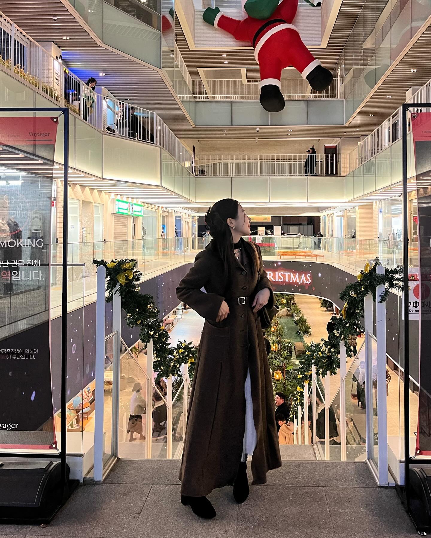 .
관전포인트 🔍

1. 귀여운 산타랑 귀여운 가인이랑 찰칵

2. 엄마 스무살때 입었던 코트 물려입음