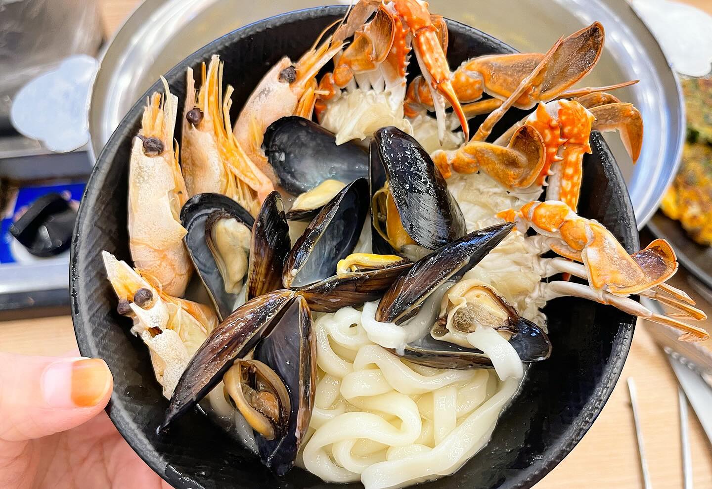 #협찬

궁전해물칼국수가 나에게로 왔다♥️

요즘같이 찬바람 불때면 생각나는 뜨끈한 해물칼국수🍜

궁물은 시원하고 면은 쫀득한게 배방맛집 인정이요👍

해물파전은 더더욱 빼놓을 수 없고요🥢

수육에 해물전골도 있어서 한 잔 기울이기에도 딱 🤩

아가들을 위한 놀이방도 있어서 가족끼리와두 완벽해요🥰

📌 궁전해물칼국수 배방직영점
📌충남 아산시 배방읍 배방로14번길 20-4 (공수리) 
📌 영업시간 11:00~21:00

#협찬 #배방맛집 #배방칼국수 #배방역맛집 #아산칼국수맛집 #아산맛집 #아산해물칼국수 #궁전해물칼국수 #궁전해물칼국수배방점