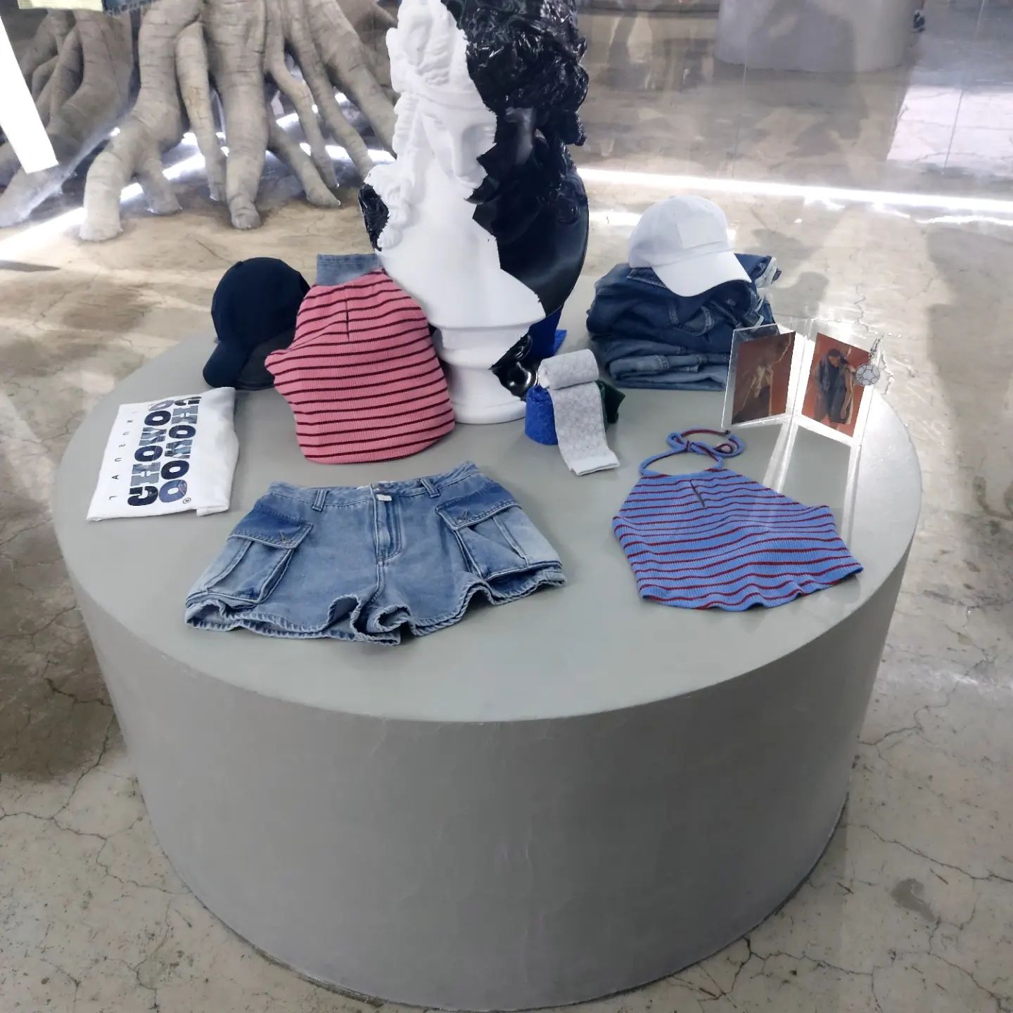 조우 [CHOWOO] 플래그쉽 스토어
COLLECT BY CHOWOO
행사에 다녀왔습니다

chowoo.official 

'조우'는 영국, 이태리에서 데님전문 디자이너로 활동하시고 국내엔 '아브라함 케이 한글'로 알려진 권한글 디자이너님과
국내 최고 데님 프로모션 회사인 F.D INTERNATIONAL이
합작하여 만든 프리미엄 컨템포러리 데님 브랜드입니다

1,2층엔 상품라인이 진열되어있었고 3층엔 예약자를 위한
프라이빗 쇼핑공간이 마련되어 있었습니다

브랜드의 특별한 상품들을 프라이빗하게 볼수있어서 마치 VIP가 된듯한 느낌을 받았습니다 예쁜 상품들도 눈에 계속 아른거리네요 사진을 너무 많이 찍어 한번에는 올리기 힘들군요ㅠㅠ 너무 재밌고 알찬 시간이었습니다