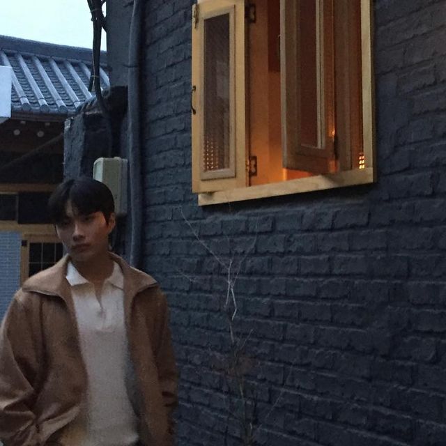  김경민 on Instagram: "#광고 @1rony9orno_official 

완저니 봄이자나☺️

소재
ㄴ POLY 100%
ㄴ 루즈~오버핏 실루엣의 비건스웨이드 자켓
ㄴ 밑단 밴딩
ㄴ 투웨이 지퍼를 사용하여 다양한 스타일링 연출 가능
ㄴ사이드 포켓이 히든 디자인으로 깔끔한 무드 유지

#아이러니포르노#아이러니포르노화이트라인#아우터#パンツ#outer#자켓#스웨이드자켓#jacket#suede jacket"
