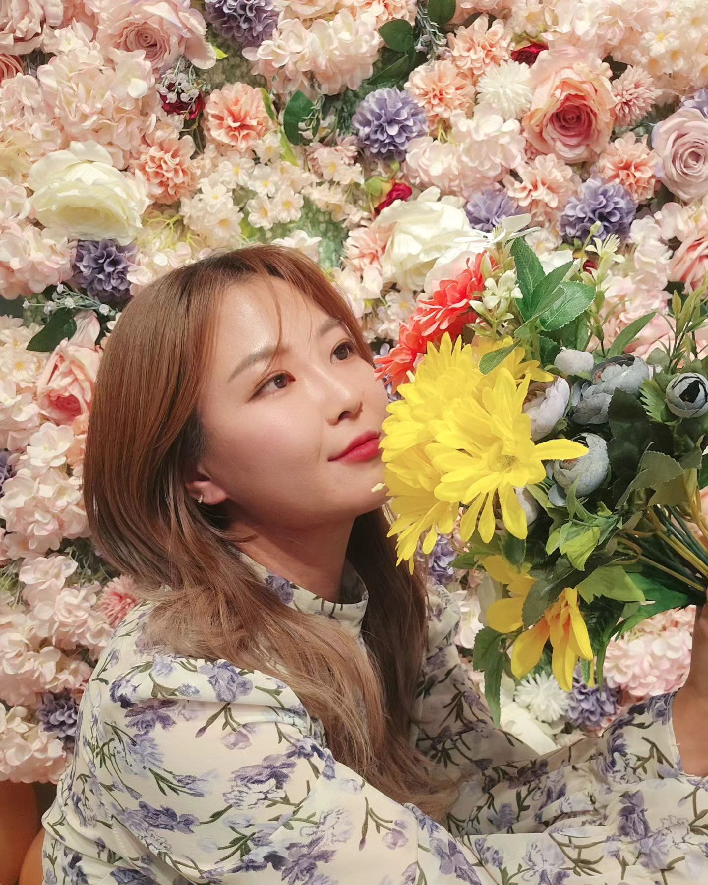 꽃밭에서 꽃원피스 입고 꽃다발 들고 찰칵📸

내가 더 신난 것 같은
주여나언니 생일파티💕

어떨결에 주최자처럼 기획(?)을 하고
많은 사람들과 어울려 놀았더니 어느새 만취🫠

그래도 만취하기 전에 사진 잔뜩 찍어서
기부니가 좋으댜☺️

#생일파티 #파티룸굿럭 #강남 #논현 #파티룸
#라틴씨엘로 #동호회파티 #직장인동호회 
#노는데진심 #노는게제일좋아 #젼니일상 #셀카 #셀스타 #인물사진 #selfcam #selfie #fitcheck