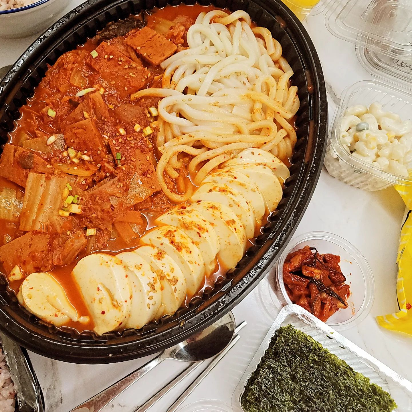 #스팸김치찜

예전에 밖에서 밥을 사 먹을 때,
나는 김치찌개를 시키면
너무 돈이 아깝다는 생각이 들었다.

'집에서 맨날 먹는 메뉴인데
굳이 나와서 돈주고 사먹는다고?'

근데 이제는 배달도 시켜먹는다 (ㅎㅎ)

1. 김치를 좋아하는 남편을 만났으며
2. 힘들 때는 배달이 짱이고
3. 만든 것과 시키는 것 그 미묘한 맛차이로
가끔은... 시킨 김치찜, 김치찌개가 생각난다.

게다가 얼마 전에 #더큰집묵은지김치찜 이라는
맛집을 알게 되어서 종종 주문해서 먹는데
우와!!! 정말 너무 맛있다!!🩷

#동네맛집 #배달맛집 #배달음식 #김치찜
#오늘의야식 #메뉴추천 #오늘뭐먹지🍴
