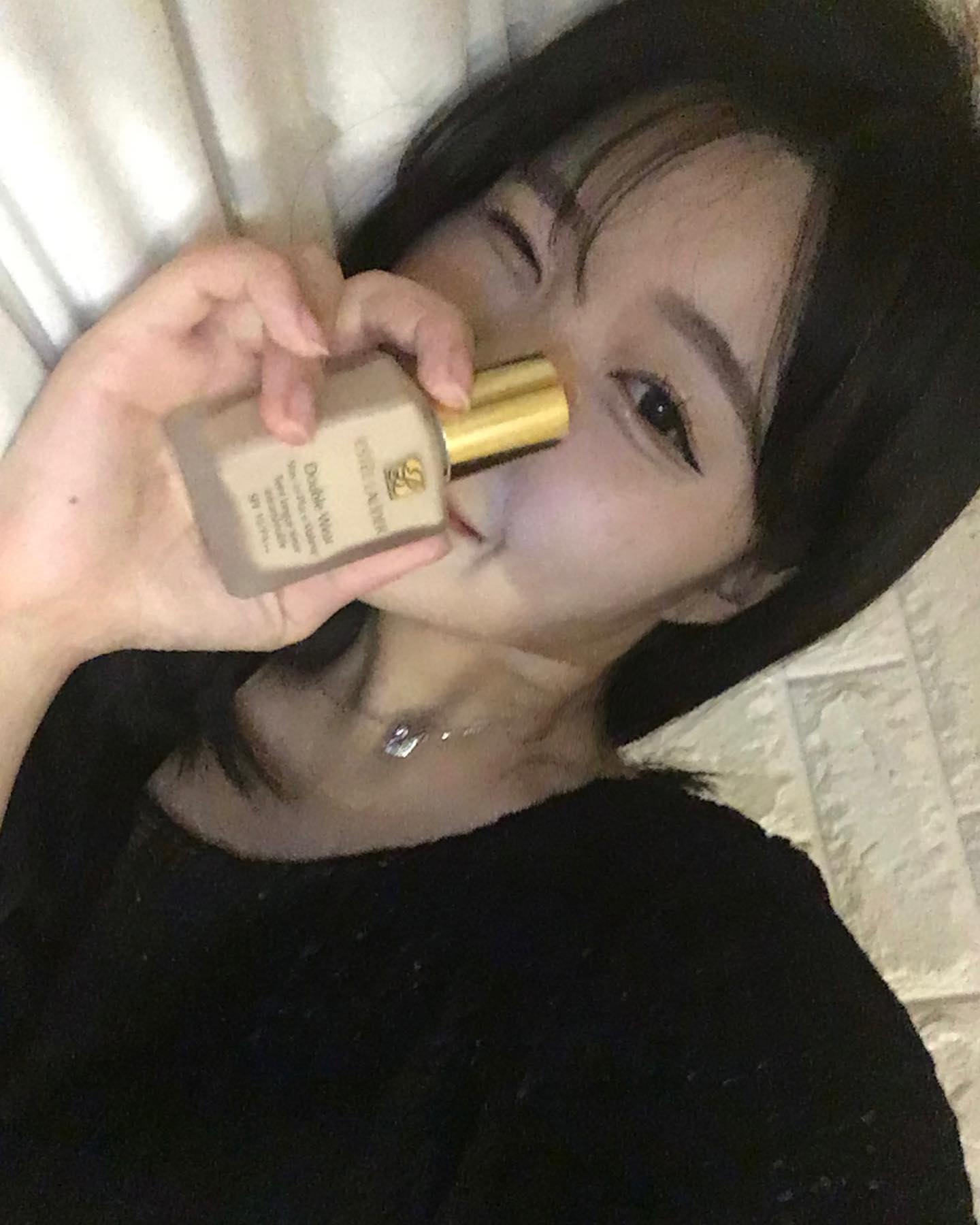 #광고 esteelauderkr ☁️💕

이미 파데로 너무나도 유명한 #에스티로더파운데이션 
이 전부터 저도 계속 사용해보고 싶었던 제품이였는데 역시 11년간 아시아 No.1 답게 너무 좋았어요 ••

지속력은 다크닝 없이 24시간 정도는 거뜬해보였고, 중간에 수정화장 할 때도 전혀 밀리지 않고 얇고 촉촉하게 올라갔어요 ! 
영상에서 보여지듯이 파데를 이미 바르고 외출 후 집에 돌아와서 그 위에 파데를 한번 더 얹는건데도 밀림이나 모공끼임없이 부드럽게 광 쌓이는 피부표현 보이시나요 🤭 ( 피부보정 x , 일카로 촬영하였습니다 !)

맞다 그리고 전 뾰루지나 여드름 대신에 주근깨로 커버력을 확인하는데 
에스티로더 파운데이션은 얇게 발리는데도 이렇게 커버가 된다는 게 너무 신기했어요 !

이번엔 광고였지만 다음엔 내돈내산할템 💸
파데 유목민들은 요기루 정착해보아요  ࠔ

#에스티로더 #에스티로더파운데이션 #더블웨어 #DoubleWear #인생파데 #넘버원파데 #베이스히어로 #싱글즈 #인품사