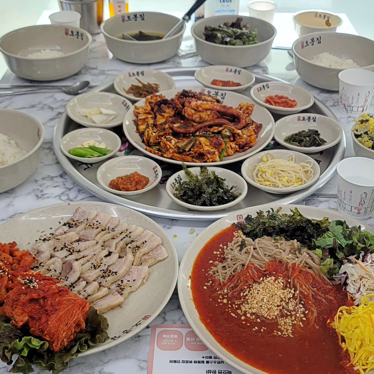 #경주맛집
경주에서 온가족이 다 만족했던 오봉집
오봉스페셜 하나 주문했을뿐인데
낙지볶음, 보쌈, 막국수에 미역국까지
정말 푸짐하게 나오는 곳

밥과 국은 무한리필로 이용할 수 있어
대식가도 걱정없던 맛집 😍

🍴 오봉집
⏰️ 11:30 - 24:00 /화요일 17:00-24:00
  브레이크타임 15:00 - 16:00
