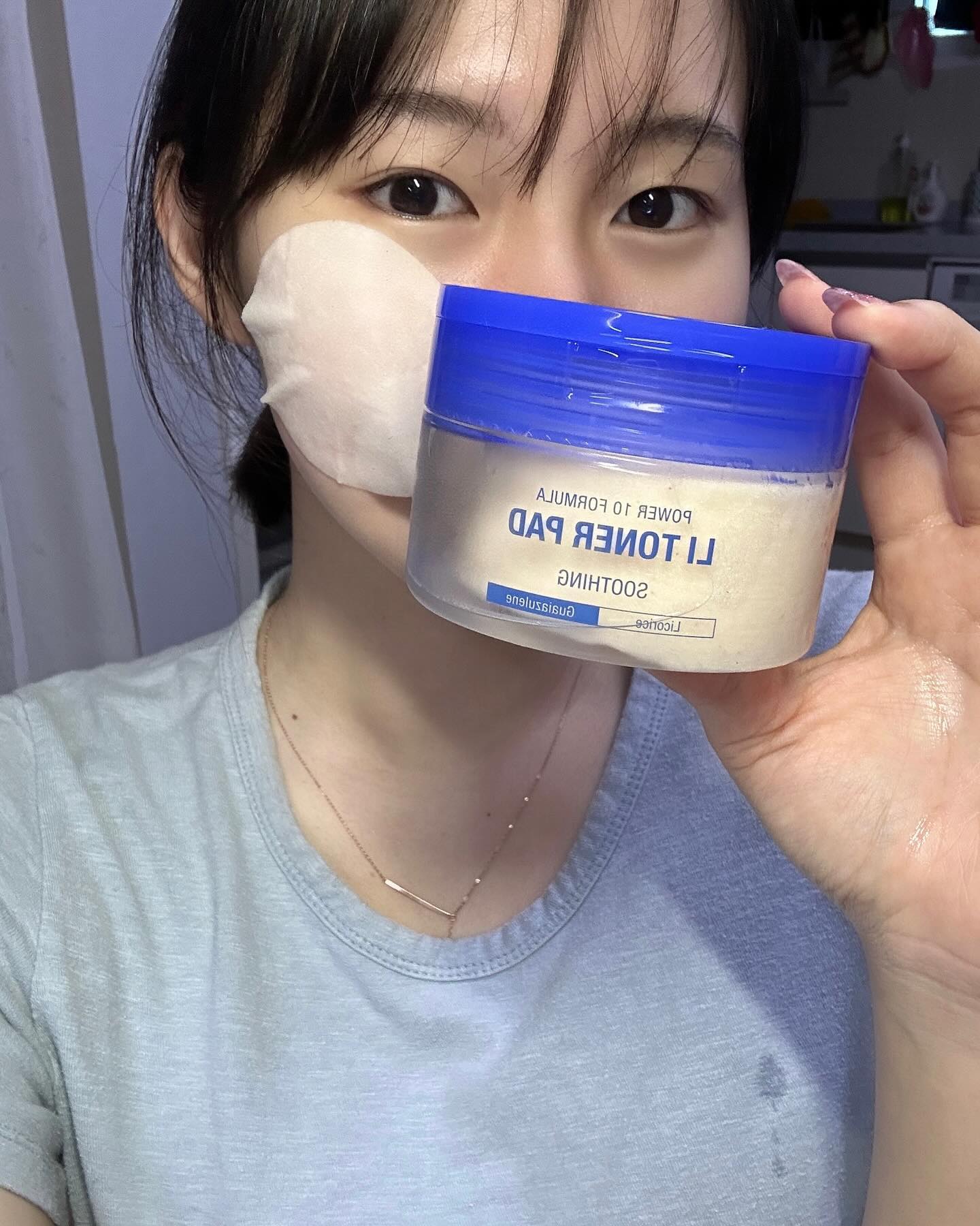 #협찬 #잇츠스킨 #감초필링패드 #잇츠스킨감초필링패드 #트러블진정패드 #감초진정토너패드 #감초줄렌토너패드 #매진패드 #감초줄렌매진패드 #올리브영패드 #올영토너패드 #올리브영토너패드 #올리브영패드추천 #잇츠스킨매진패드 #잇츠스킨토너패드

요즘 트러블이랑 여드름이 조금씩 올라왔었는데 사용 후 트러블과 여드름 뿐만 아니라 요철까지 진정된 느낌이에요!! 닦토 후에 메이크업 하면 베이스도 훨씬 잘 먹고 지속력도 좋아요 실제로 피부도 굉장히 매끈해집니다!!
무형광/무표백 순면 멸균 페이스타올 원단으로 자극이 없어서 좋고 패드 사용으로 인한 마찰 자극을 줄이기 위해 순면 원단에 콕콕 박힌 목화씨의 수량을 확 줄여 피부 자극 스트레스 또한 줄였다고 하네요
현재 올리브영에서 할인 프로모션(22%할인)으로 1만원대로 구매할 수 있습니댜😊
잇츠스킨토너패드 강력 추천합니다ㅏ