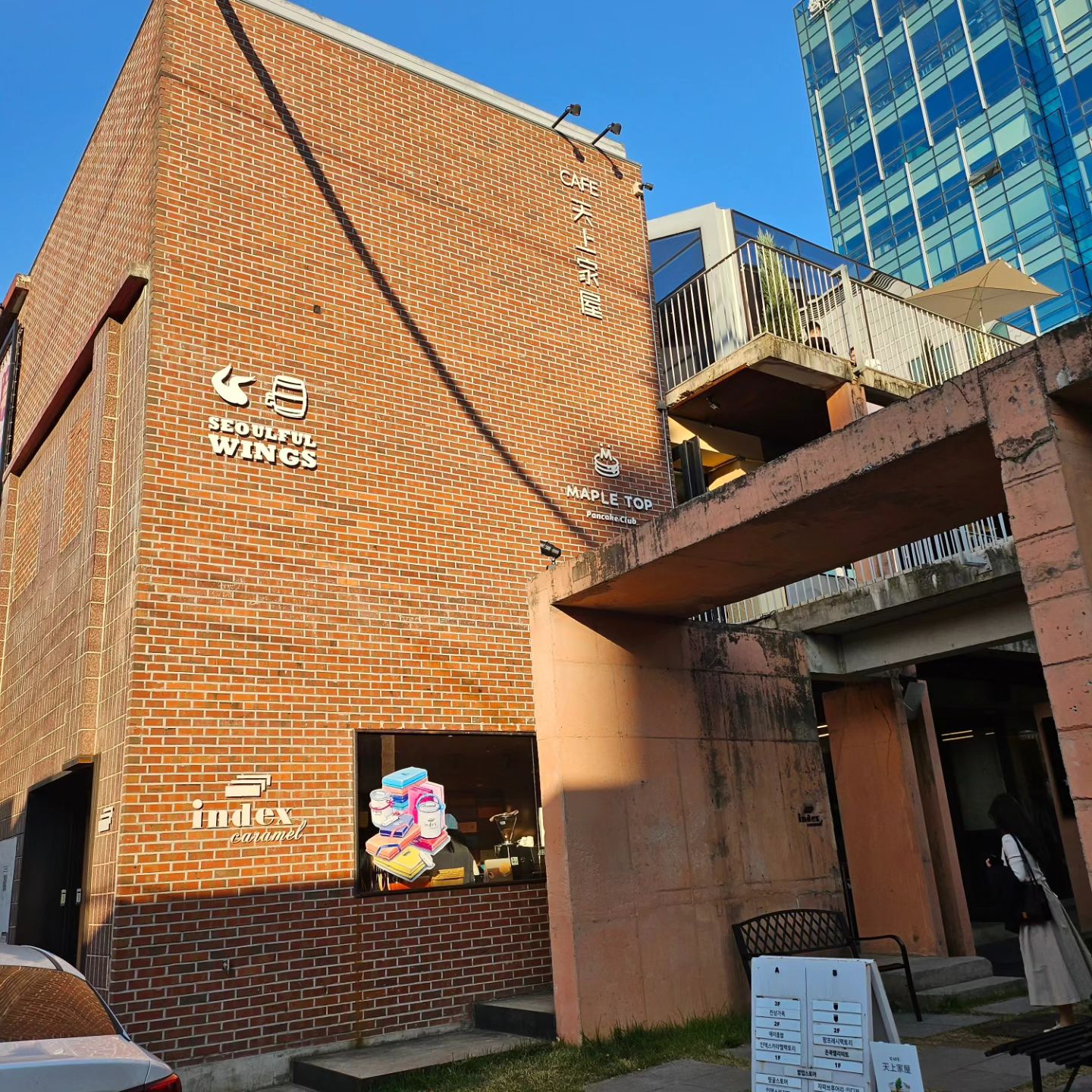 주말 성수동 나들이.ㅎ
털보 아부지는 지금까지도 칼면도로 수염을 기른적이 없는 깔끔쟁이라서 바버샵까지 다니면서 수염을 기르는 아들이 이해가 안가는중🤣

.
.

어느날 잘때 수염을 다 밀어 버리겠다고 했지만 내아들 털에 손대지 마세요🚫

.
.

까페 리트리버는 세상 사랑스럽고❤️
이곳엔 반려견,반려묘 동반 가능에 아가들 음료도 판매 합니다.👍

.
.

화장실 거울 사진 잘 찍힌다고 딸이 말해주길래 찍었더니 진짜 #시현하다 보다 잘 찍히네요👍🤣👍

.
.

#불토
우린 휴식하고 아부지는 일하러 출근해붜림..ㅋ
가장의 무게. .😁
#감사
#화이팅🔥