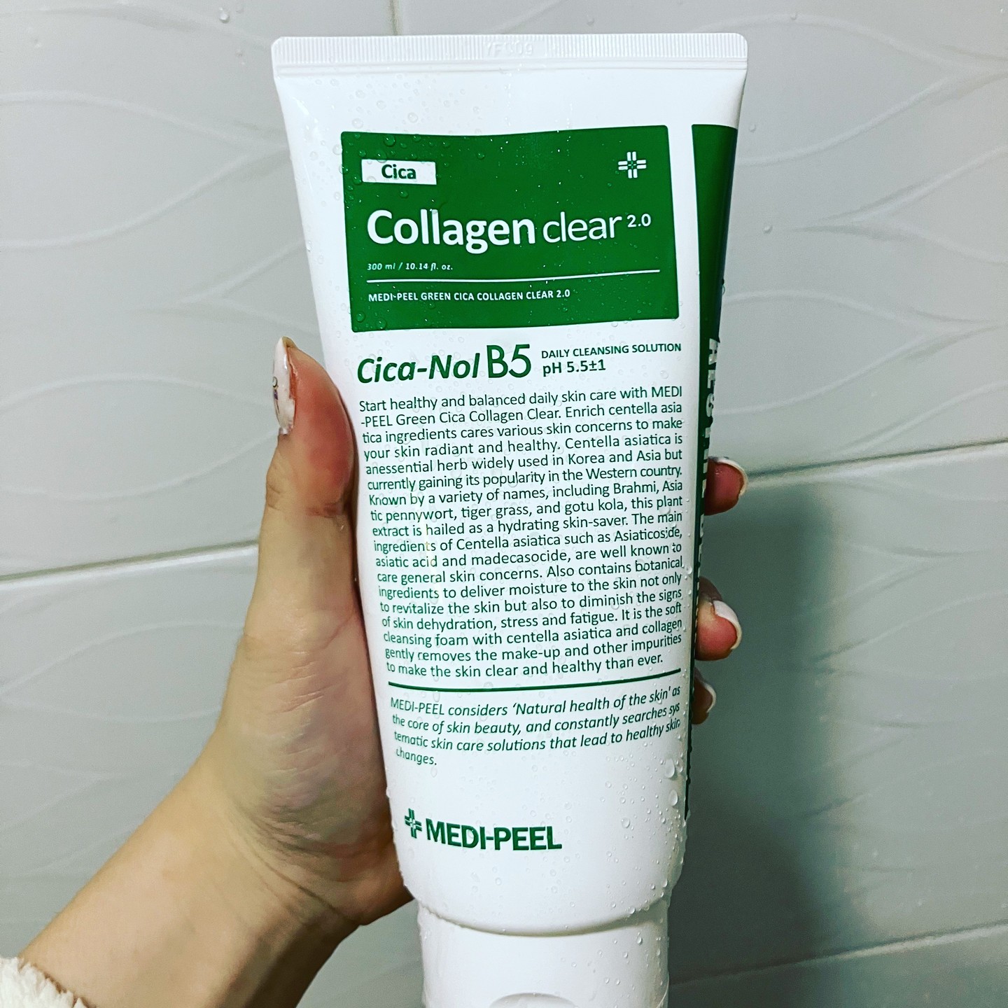 #협찬 #메디필 #medipeel #메디필폼클렌징 #메디필클렌징폼 #그린시카콜라겐클리어2.0 #메디필콜라겐 #폼클렌징 #시카 #판테놀 #진정 #약산성폼클렌징 #미세먼지폼클렌징 #올리브영 #올리브영클렌징폼 #올리브영폼클렌징추천 #약산성클렌징폼 #kbeuty #kskincare

이번에 메디필에서 시카 폼클렌징이 제주 시카로 업그레이드해서 재출시되었다고해요!

원래기존에도 메디필 제품사용을 많이 하고있는데
시카 업그레이드 버전도 써봤어요!
저는 시카가 굉장히 잘맞는 편이라 기대를 많이 했는데
역시나 씻자마자 촉촉함은 기본으로 느껴지고 
육안으로 맑아지는게 보여서 너무 좋았어요!

저처럼 시카가 맞는 분들에게는 무조건 추천입니다👍

약알칼리성으로 저처럼 자극적인 거 못쓰는 분들에게 왕추천이에요

요새 또 가을이라 면역력이 많이 낮아져서 
아픈분들이 많은데 
초미세먼지도 99%세정 테스트 완료해서 
건강도 지켜주는 폼클레인징이라고 하네요 >_<💗