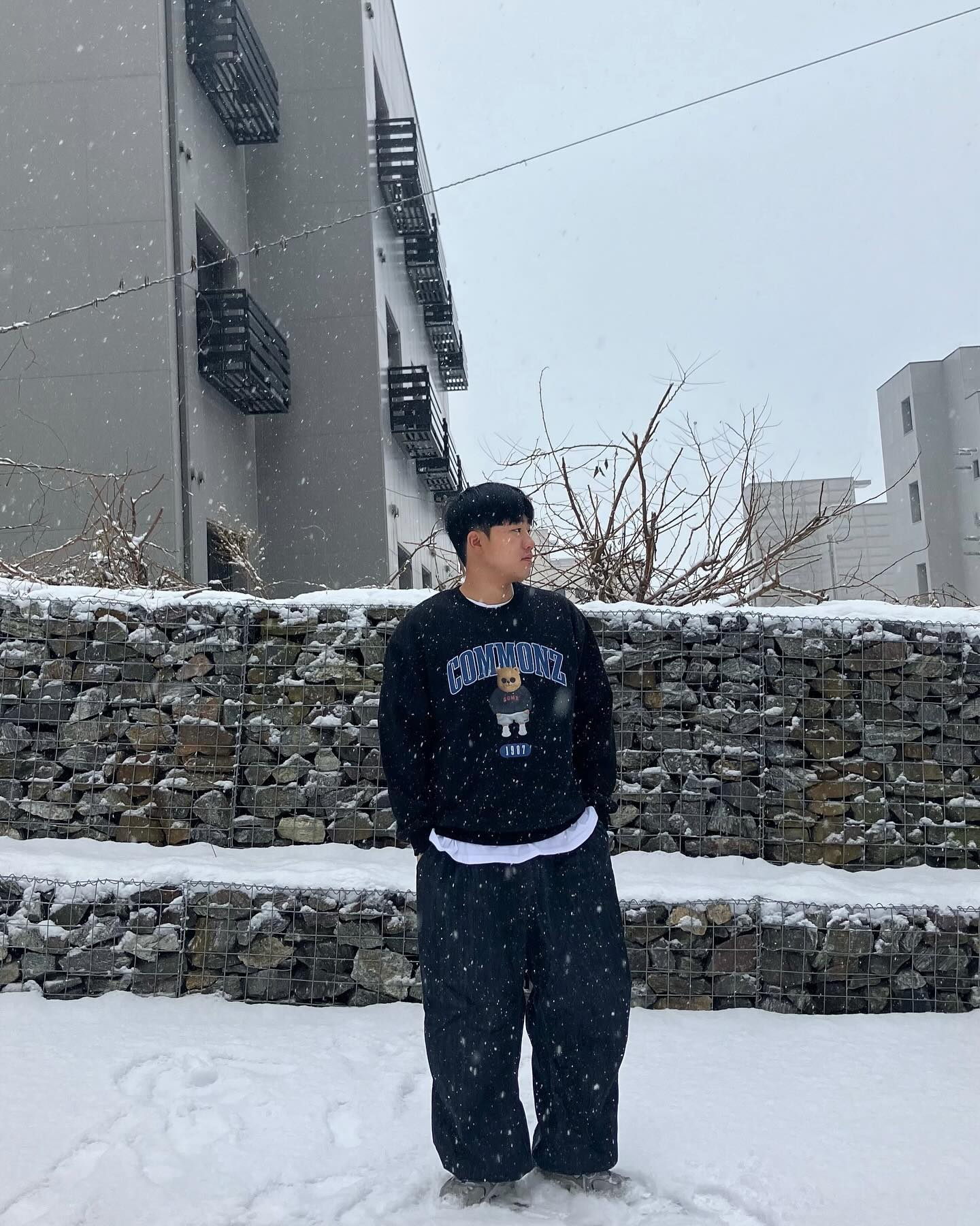 #광고 
너무 귀여운 맨투맨 :)
-
-
#협찬 #제품제공 
commonz_official 에서 제공받았습니다.

✔️커먼즈의시그니처 캐릭터가 있는 곰돌이 오버핏 맨투맨입니다. 너무 귀엽죠 🤩 커플 아이템으로 너무 좋을 거 같아요 :)
여자친구가 되게 귀엽다고 하네용!! 재질도 정말 너무 좋아요 쫀쫀하고 가볍고 완전 최고🤟

RIB원단,COTTON95%원사에SPAN5% 복원력이강한140D고 강력 스판사를 사용하여 목늘어남을 방지했다고 합니다 그래서 되게 쫀쫀 한가봐요 !  특양면 기모 안감소재로 무겁지 않은중량감으로 편직하였으며, 가벼우면서 도포근함이 느껴지는 커플맨투맨으로 아주 적합해요 😄

#커먼즈 #커플맨투맨 #커플룩추천 #곰돌이맨투맨 #커플코디추천 #제품협찬 #패션피플 #패션계정맞팔 #좋아요 #오오티디