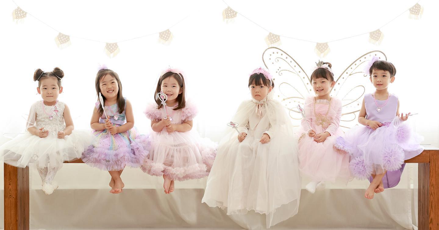 4돌 기념 우정사진 💜
너희 정말 많이컸다

조동모임하면 매번 우는애들 달래느라
그렇게 정신이 없었는데
이젠 제법 자기들끼리 논다(뭔가뭉클) 

내년에 또 찍쟈 
내년 컨셉은 뭐하나요??