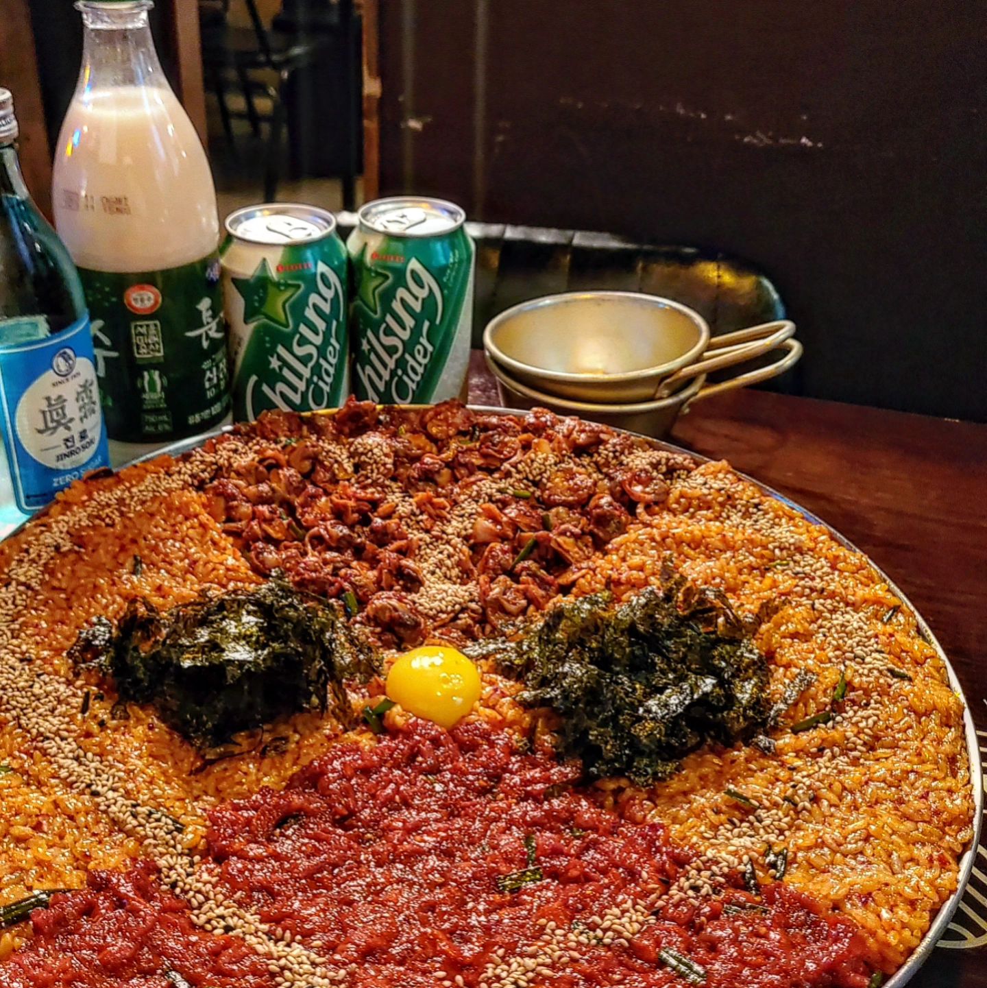 #단골손님

#꼬막육회비빔밥
술집에서 이렇게 존맛 육회비빔밥을
먹을 슈 있다는 사실이 믿기지
않을정도로 넘 맛있어요 🥹
힝 사실 알사람들은 다 알만한
맛집이죠⁉️

비쥬얼부터 압도적이고 양과
크기부터 놀라워요💓
꼬막, 육회양 미침ㅠㅠ
배부른 상태라면, 3-4명이서 
먹어도 좋을 것 같아요ㅎㅎ

오랜만에 사막사에 먹었답니다ㅎㅎ