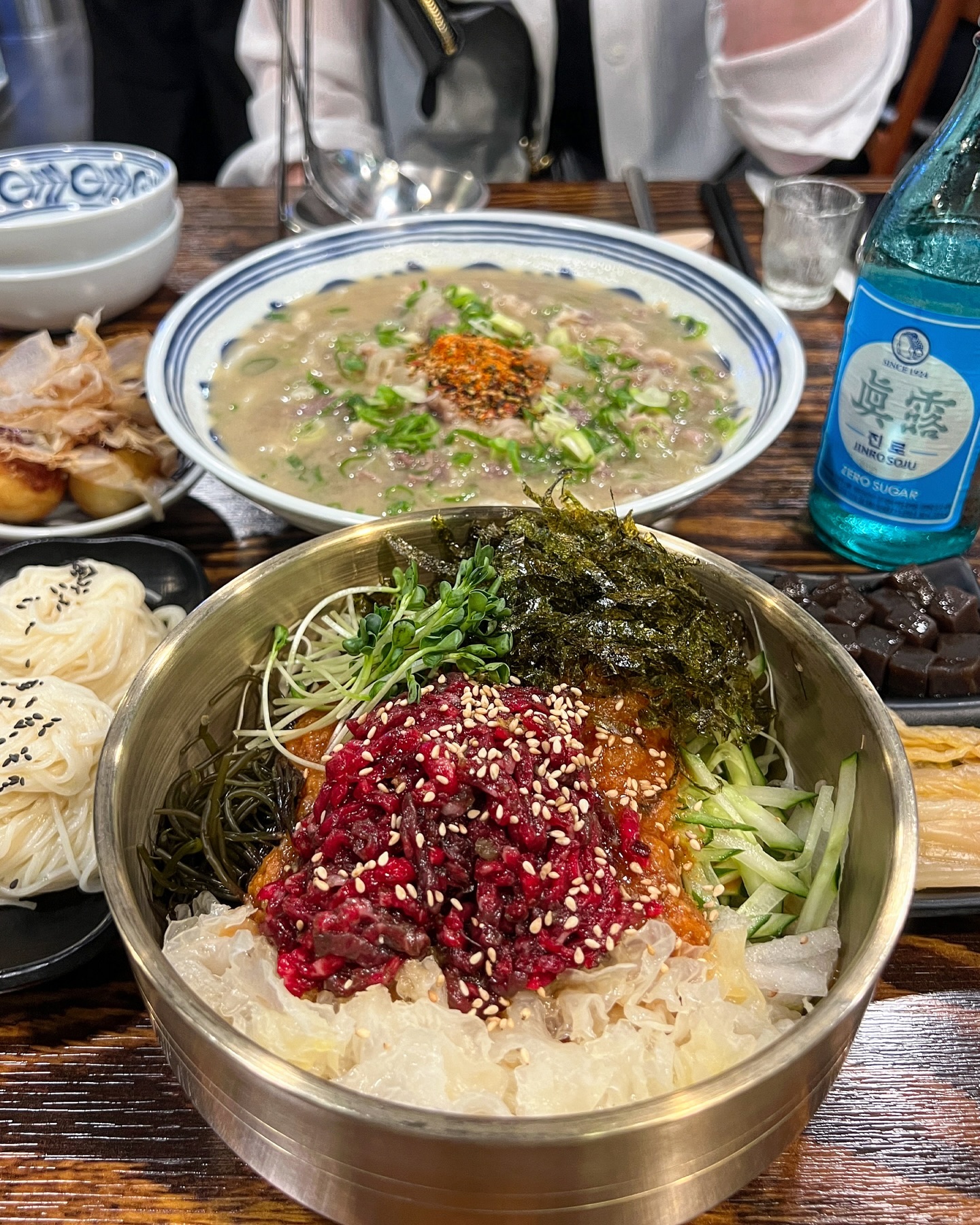 올여름 첫 물회이자 마지막 물회는 한우육회로!
술집 보단 식당 너낌 비슷하이,
술도 먹을 수 있는 그런 겸사 겸사,🤍🤍🤍
식사만 하시는 분들 반/반주 하는 분들 반
서면 부전 전포 그 사이 어디👍🏼‼️‼️‼️
#서면 #천지를먹다 
메뉴는 무조건 술을 부르는 곳이었지만(?)ㅋㅋ
낮부터 영업하는 곳이라 식사도 가넝해요~~~
대신 시원한 한우 채끝 물회로 속 시원하게 달래주기
음식 깔끔하고 시원 담백 딱 맛있는 맛 좋아유 :)
슴슴한 땡초우동이 매력적👍🏼맵진 않아유

🚩서면_천지를 먹다
-
-
-
#서면맛집 #서면맛집추천 #서면술집 #서면안주맛집 #서면해산물 #서면데이트 #서면핫플 #부전동맛집 #부전역맛집 #전포맛집 #전포동맛집 #전포핫플 #전포술집 #전포데이트 #서면물회맛집 #서면육회 #부산맛집 #부산맛집추천 #부산술집 #부산육회맛집 #부산맛집추천 #서면해물맛집 #kfood #koreafood #busanfood