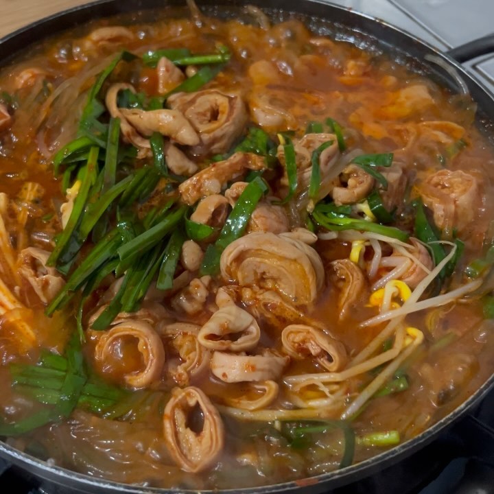 맛집을 이제서야 !! 여전히 사람은 많았다 !! 맛있어 ❤️❤️
양도 많아서 포장까지 해줌!! 뜨거움이 영상에 담김,,
오늘도 맛집인 이유를 알았다 ~!~!

#창평국밥 #담양 #전남 #막창전골 #볶음밥 #담양맛집 #사진 #먹방 #인스타푸드 #푸드스타그램 #맛집추천 #맛집투어 #맛집탐방 #먹스타그램 #먹스타맞팔 #먹팔 #먹팔환영 #먹팔맞팔 #먹스타 #맛스타 #먹부림 #먹방 #먹스타맞팔 #푸드스타그램 #음식스타그램 #음식 #맞팔 #선팔 #맞팔선팔환영 #food #foodstagram #instafood #koreafood