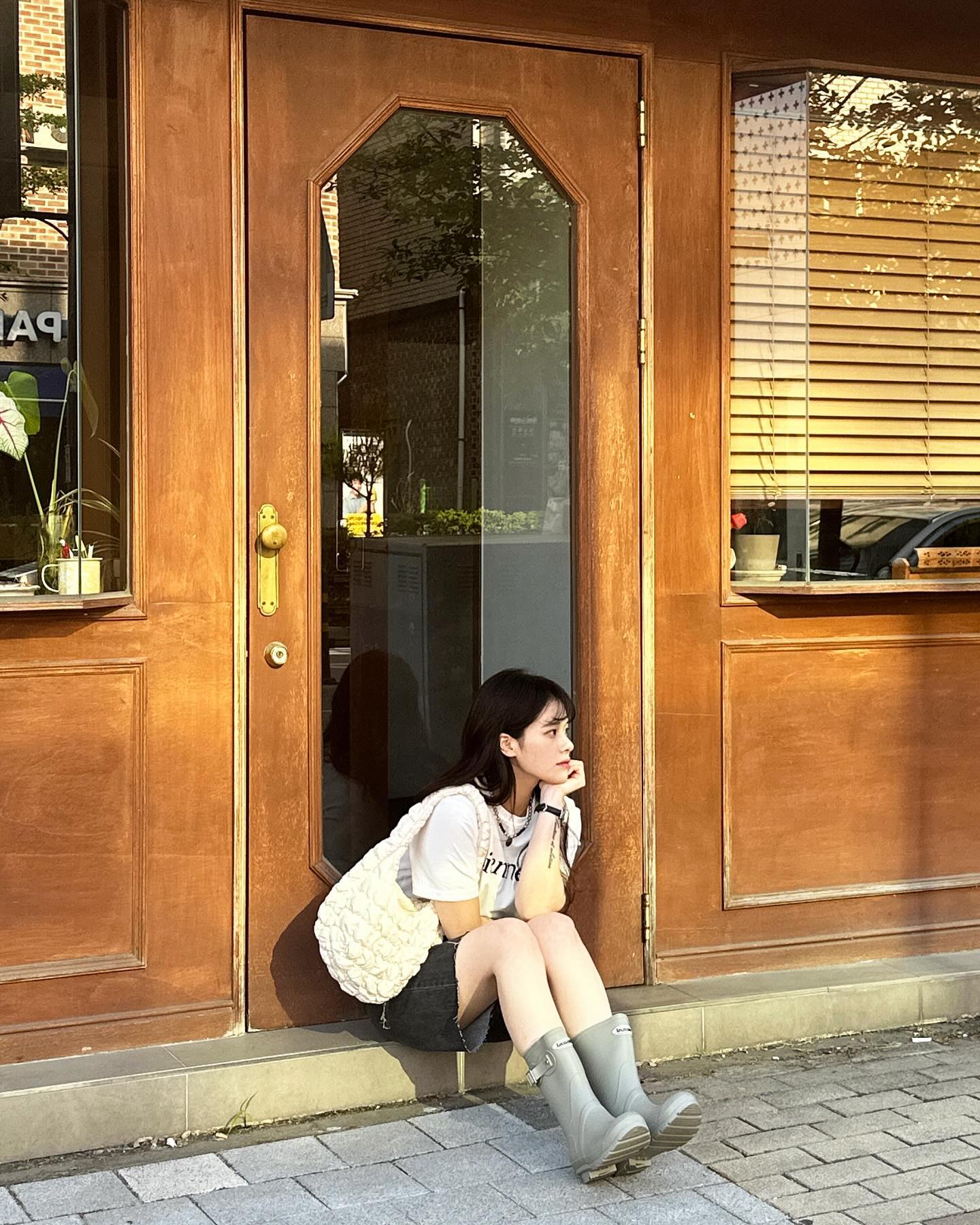 #광고 innuitshoes 

나이렇게 편하고 가벼운 레인부츠는 처음이에요 🥹
이거 신고 하루종일 걷고 놀았는데도 발이 안아픈건 정말 내맘에 쏙드네 ღ 
로티 사이즈로 세이지색을 협찬받았는데 색감이 말모 ,, 이쁨 
걍 다 맘에들어,, 요고 가성비도 좋아서 선물용으로도 딱 👍🏻 끗