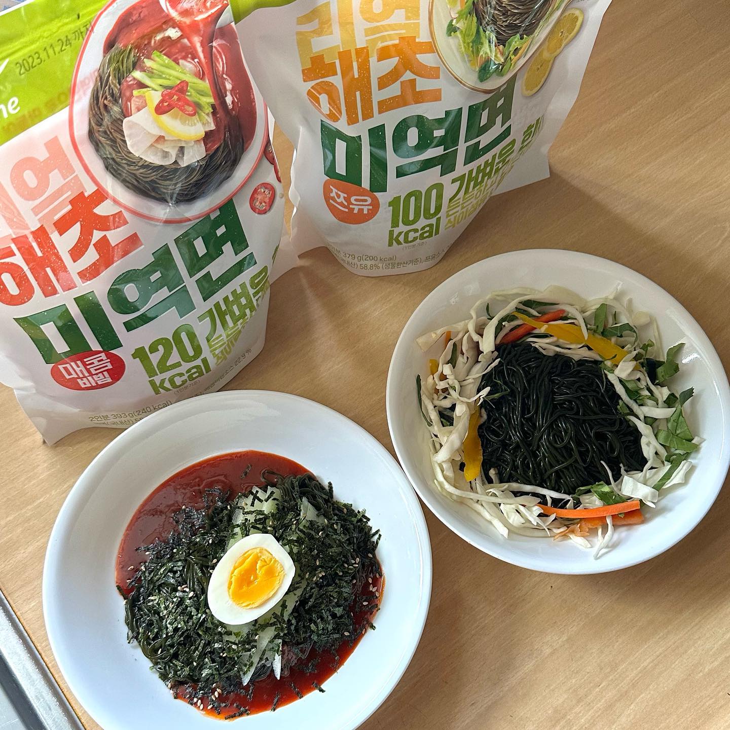 #제품협찬 #풀무원
자주 못봐서 더 반가운 집밥 핸선생,,, ◡̈
오늘의 메뉴는 매콤미역비빔면 입니당!
⠀
⠀
요즘 여름맞이 막차탑승 느낌으루
꾸준히 운동도 하고 외식 없으면 식단도 챙기는 중인데요..!
맨날 먹는 식단 말고 맛있는 거 없을까? 고민 중일때
우리들의 풀무원이 또 한 건 했다 ⭐️
⠀
#리얼해초미역면 으로 더운 여름 불 앞에 서지 않아도 맛있고 간단하게 식단관리 가넝..!!.!
⠀
100% 국내산 완도 미역으로 만들어 신선하고 쫄깃탱탱 식감천재 미역면 +
맛도 매콤비빔, 쯔유 두 가지로 입맛따라 고를 수 있다구요 😎
⠀
자주 먹어 질려버린^^ 계란 오이 야채 등등 다 때려넣으면 두 배 맛있게 먹을 수 있다는 건 안비밀~!
요로케 먹으면 식단관리 스트레스 다 뿌실 수 있겠져?!
⠀
⠀
오늘은 풀무원 리얼해초미역면으로 건강하고 맛있는 한 끼 해보는건 어떠세요 🍴
⠀
⠀
#풀무원미역국수 #풀무원해초미역면 #미역국수 #해초국수 #미역면 #식단관리 #여름음식 #간단요리