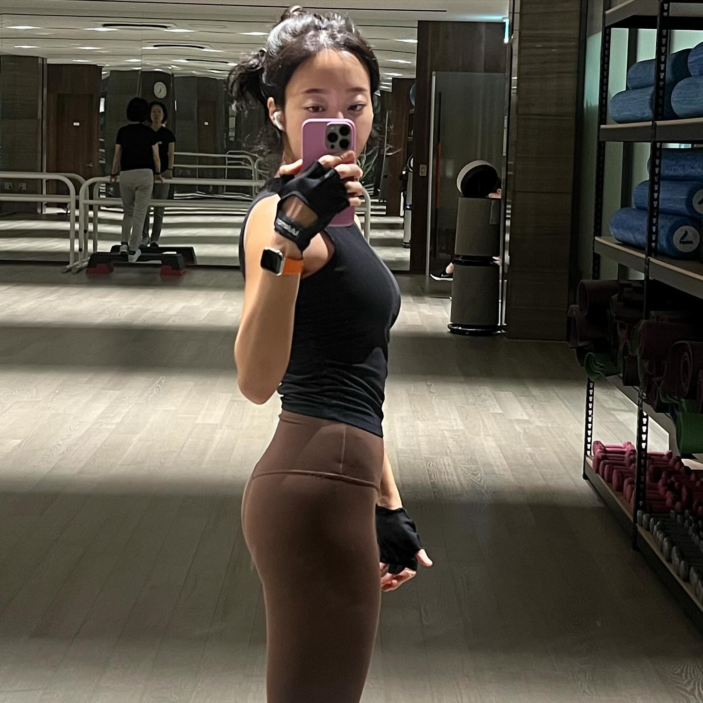 🏋️오운완🙋🏻‍♀️ 힙빵빵이가 되고싶어욧! 

지하로만 운동을 다니다가 요즘은 추워도 지상으로 운동을 다녀요.
헬스와 별개로 밖에서 빠른걸음 걷기 30분 -1시간 이게요즘 저의 숙제인데요. 오늘 세상 느릿느릿 거북이처럼 걸어갔어요🤣

이렇게 다들 저처럼 작심 반나절이 되기도 하나요? 
작년엔 결혼 준비하느라 정신이 없이 보내고 신행도 다녀오고 해서인지 그땐 이정도는 아니었던거 같은데 올 겨울이 오히려 호주에서 역이민후 첫번째 겨울을 맞는 느낌이에요;; 
사소한 하나를 해내는것도 그리도 고난 역경의 느낌이네요 ㅎㅎㅎ
#겨울병자 ☃️ #고장난몸 ㅋㅋ 

요즘 자꾸 단게 땡기고 그래서 
보통16:8 / 18:6 정도를 하면서 첫끼는 과일 야채식을 해요. 
오늘은 토마토4알 바나나반개 중소과 사과3분의1 찐양배추 손바닥만한거 10장 킹스베리딸기2개 땅콩버터 밥숟갈로 1숟갈 먹었어요! 이걸 30분간 아주 꼭꼭 씹어서 오래오래 먹었쥬! 

저녁은 minhi.house 님 고기찜 레시피 따라서 
고기야채찜을 먹었어요! 밖에서만 사먹었지 처음 해보는 요리였는데 천국의 맛이었어요!!! 내 주방파업을 중단 시켜준 민히님👍
요즘 살짝 건강 간단식 올려주시니 넘 좋다요! 
대신 전 똥손이라 예쁜 요리는 못하지만 맛은 있다요 ㅋㅋ

소스의 단맛은 설탕이나 알룰머시기 대신 천연꿀을 조금 넣구 물을 조금 더 넣어 심심하게 먹었어요! 

오늘은 ✅지방섭취가 살짝 과하다 (목살대신 우삽겹을 썼으므로!
어쨌든 알아차렸으니 내일은 또 다른 조절을 해보도록 하려구요! 

하루가 다르게 불어나는 계절! 
아무것도 하기 싫은 계절이지만! 
때로는 멈춰있는 그 자체를 유지하는것도 
노력이 많이 필요할때도 있어요! 

몸의 노력이 아닌, 마음의 노력이요!!!

한해를 정리하며 새해를 맞이할 날이 얼마남지 않았네요.
전 처음으로?! 새해에 특별히 어떤 목표나 계획은 세우지 않기로 했어요. 

대신

언제 어떨때 가장 행복한 사람이었나? 
어떨때 가장 나 다웠을까? 
나에게 소중한 사람들에 대해 더 깊이있게 생각 해 보려구요! 

다들 새해엔 어떤걸 바라고 싶어요? 

#나를위한처방전 #유지어터일기 #오운완 #새해맞이 #연말결산 #happynewyear2024 #bye2023 #hello2024 곧!!! #운동기록 #운동소통 #개포 졸고온건지 운동하고 온건지 ㅋㅋㅋ