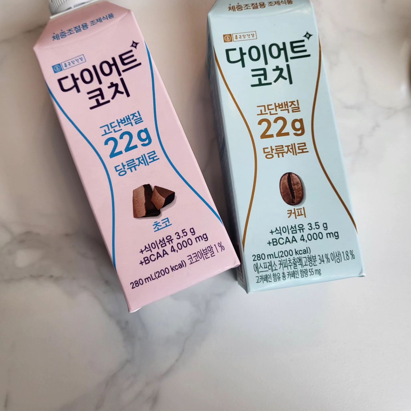 .
종근당 건강에서 나온 다이어트용
체중조절 조제식품인 다이어트코치
.
용량이 280ml로 하나만 먹어도 배가불러서
다이어트 할때 식사대용으로 먹기에 너무 좋았다
.
그리고 단백질이 22g이나 포함되어있고,
당류는 제로!
맛은 초코, 커피 두 가지 맛인데
초코는 우리가 흔히 먹는 초코우유맛 그대로였고,
커피는 라떼인데 우유대신 두유를 넣은 듯한 라떼 맛이었다
.
맛도 성분도 용량도 너무나 마음에 들었던 다이어트 코치!
다이어트 할 때 완전 도움 될 것 같다
dietcoach_gym
.
.

#종근당건강 #다이어트코치 #체중조절음료 #다이어트한끼챌린지 #챌린저스 #다이어트