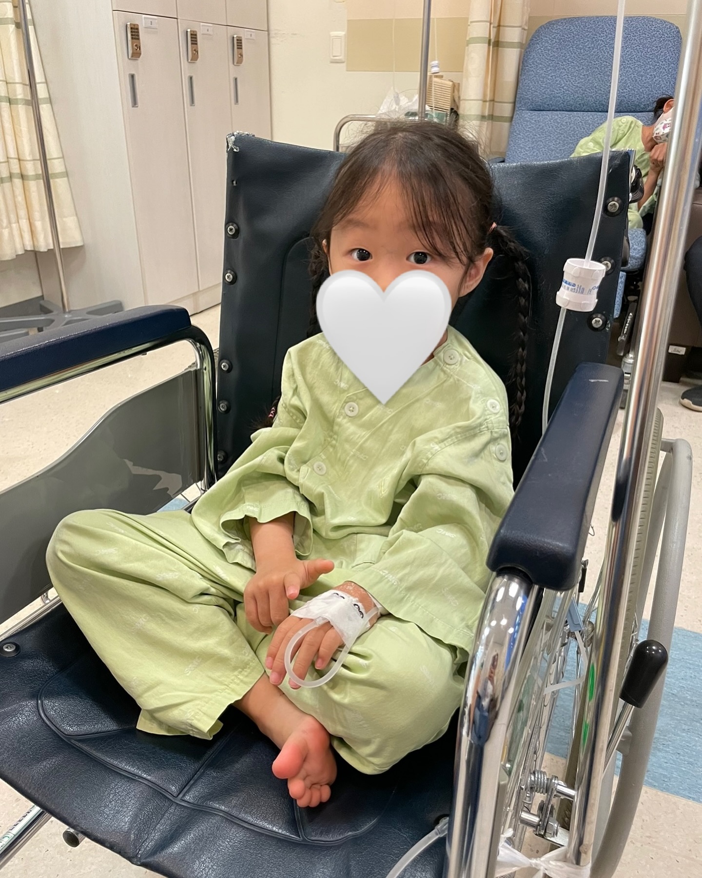 *
간단한 수술이었다지만,
엄마인 내게는 결코 간단하지않았던 수술😭
5살 인생 첫 전신마취 수술이었기에
수술날짜 다가오는 날까지 내 심장이 두근거려죽는줄😭

고생했다 내새끼❤️

#5살
#이또한지나가리라 
#아이도한뼘나도한뼘이렇게자란다