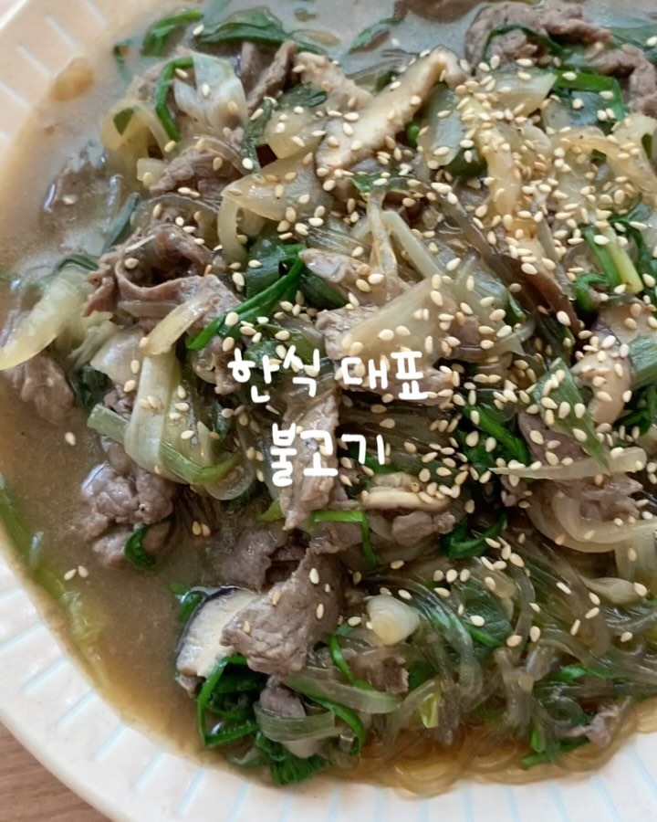 #오늘요리 #오늘한끼 #불고기 #소불고기 #간장불고기 

오늘요리는 소불고기 입니다

불고기감 200g, 불린당면 한줌, 대파 1뿌리, 양파 작은거 1개, 표고버섯 2개, 부추 약간
진간장 3큰술, 미림 1큰술, 마늘가루.생강가루 약간씩, 설탕 2큰술, 소금 약간, 물 종이컵기준 1/2컵, 굴소스 1큰술, 참기름, 참깨