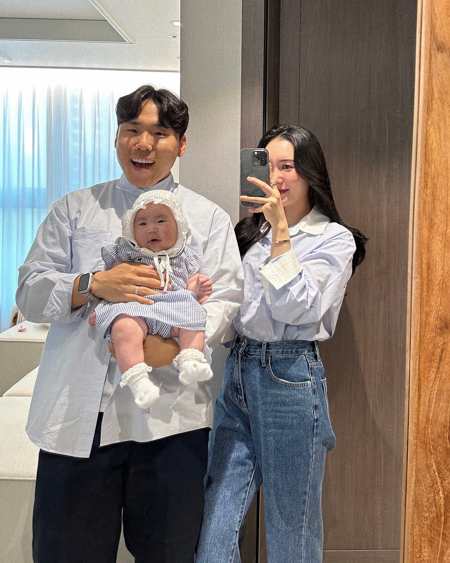 우리 세 가족 오늘 소라로 맞춰입은 커플룩 🛋️🩵🩵