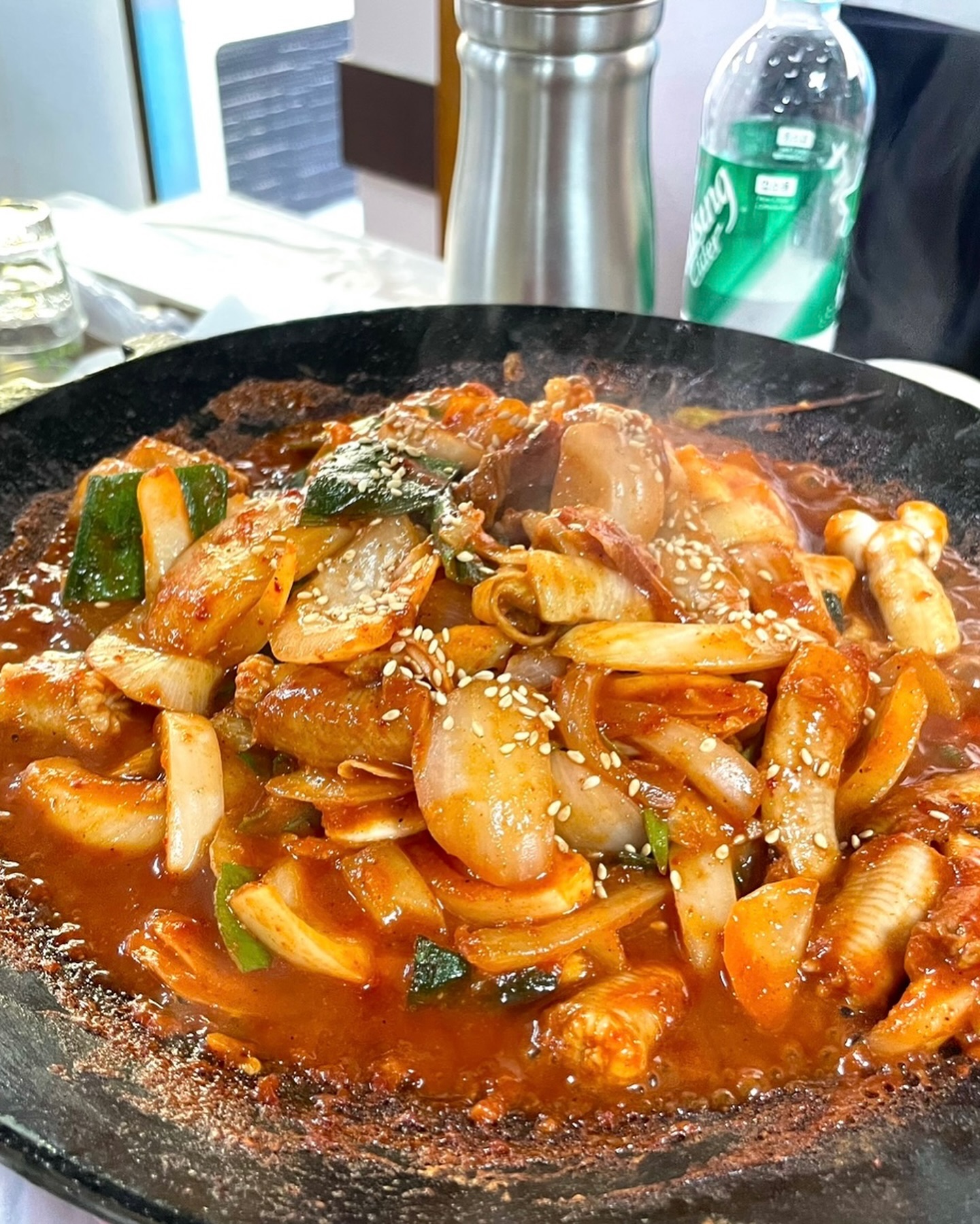 양념 꼼장어가 이런 식으로 나올줄은 몰랐쥐

양념 발린 꼼장어가 아니라 양념에 빠진 꼼장어 느낌쓰

반찬이 너무 맛있었던 나는 몇번을 리필을 했는지😅
짜증 한 번 없이 너무 친절하게 다 해주심❤️

처음 먹어보는 방식이지만 너무 맛있고
볶음밥 포기 못하쥐
.
.
[서산 / 부산기장꼼장어아나고]

🐟 충남 서산시 율지14로 1

🍴산꼼장어 양념볶음 - 60,000원
🍴볶음밥 - 2,000원

#서산 #서산맛집 #맛집 #맛집추천 #서산꼼장어 #꼼장어맛집 #꼼장어볶음 #양념꼼장어 #서산가볼만한곳 #서산맛집추천 #먹팔 #저메추 #저녁 #메뉴 #추천 #노포맛집 #현지인맛집