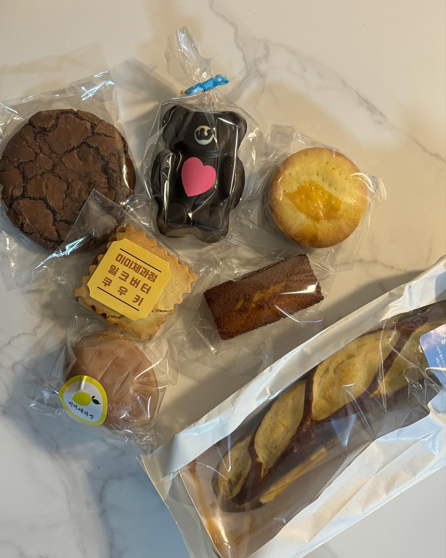 #미미제과점 #제품지원 

택배로 디저트받을 수 있는 좋은세상🫶🏻
mimi.dessert 디저트가 넘 맛있어보여서
인기있는 디저트들로 주문했어요!
✅ 총 7개(브라우니 쿠키, 곰돌이 쿠키, 밀크버터쿠키, 고구마쿠키, 레몬크림케이크, 휘낭시에, 밀크버터프레첼)

아이들과 주말 오전에 같이 먹었는데
비쥬얼만큼 다 넘 맛있게 먹었네요😍

특히 시그니처인 고구마쿠키랑 프레첼이 완전 내 스타일!
프레첼은 냉동해서 잼과 버터가 살짝 굳은 상태로 먹었는데,
넘 맛있어서 계속 생각나요👍
금요일 저녁에 주문이 가능하니, 조만간 또 주문할 예정!

답례품이나 선물용으로도 유명한 곳이라
센스있는 선물 필요하실 때 추천드려요👍

🎈미미제과점
🏠 대전 서구 갈마역로25번길 17-7 1층
✔️ 네이버스토어팜 주문 가능(매주 금요일 12시 오픈)
✔️ 배송은 그 다음주 수요일 발송, 목요일 수령
✔️ 구움과자는 유통기한도 길고 냉장,냉동보관이 가능해요
✔️ 원데이클래스도 운영중이니 인스타 참고해주세요!