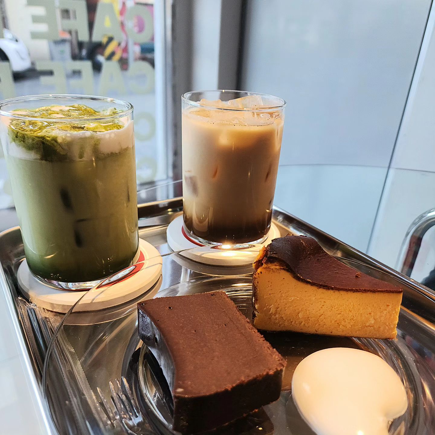 #협찬
✅️ 디저트가 맛있고 저렴한 원광대 근처 힙한 카페 카페알

🔽🔽사진속 메뉴🔽🔽
초코 테린느 5000원 황치즈 바스크치즈케이크 5000원
‼️디저트 전 메뉴5000원 ~ 5500원‼️

말차 라떼 4500원 바닐라 라떼 4500원
‼️음료 전 메뉴 3500원 ~ 5000원‼️

•익산 카페알
•11:00~21:00
•0507-1361-1706

❤️대학교 앞이라 완전 저렴해요 근데 맛은 안저렴한게 함정❤️

⭐️존맛탱⭐️

✨️나이키 슈프림 컨셉으로 꾸며진 세상 힙한 인테리어까지 벽이 느껴져요 완.벽✨️

🙏🙏원광대생중에 여기 모르는 사람 없게 해주세요🙏🙏

#익산카페 #익산핫플 #익산가볼만곳 #익산신상카페 #익산카페추천 #익산신동카페 #신동카페 #원광대카페 #원대카페 #익산원광대카페 #익산원대카페 #익산커피 #익산디저트 #원관대디저트 #카페알 #익산카페알