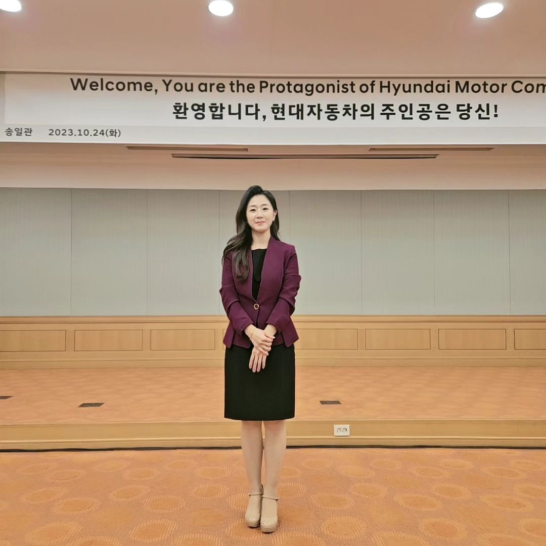 #현대자동차 #한영mc

한영mc 첫 스타트를 끊게 도와주신 pjh4907 선배님~!! 정말 감사합니다😊 14개 행사 다 제쳐두고~ 급 영어 과외 선생님 섭외해서 한 달간 정말 바짝! 준비했던 #현대자동차 행사❤️ 이 행사 덕분에 또 하나의 목표가 생겨서 열심히!!! 공부하고 있답니다^^ 다시 한 번 감사드려요 선배님👍 

이 날은 오후 3시에 퀴즈 진행, 오후 6시에 공식 행사 진행을 하고 왔습니다🎤 6시가 더욱 중요한 행사였는데~ 3시에 영어를 더 많이많이 말했다는 건 안비밀😆

행사 끝나고 부끄러울 정도로 대표님의 칭찬🧡과 또 급 제가 스타가 된 듯한?😄 내빈들께서 돌아가면서 같이 사진 찍자고 해주시고~ 내일 또 오냐고~ 또 와인도 챙겨주시고~ 늦은시각 운전해서 부산으로 오는 내내 정말 감사했고☺️ 또 행복했고 더더더 노력해야겠다‼️ 마음먹고 또 마음먹게 해 준 행사였습니다🎤 아직 부족한 점 많치만 믿고 연결해 주시고 또 맡겨주셔서 정말 감사했습니다~~~❤️💕 

#울산행사 #현대자동차행사 #울산mc #최성이 #최성이아나운서 #한영아나운서 #한영mc #한영사회자 #영어mc #부산아나운서 #부산mc #여자아나운서 #여자mc #🎤 #감사합니다 #더발전하자 #👊 makeupstory_by_chh