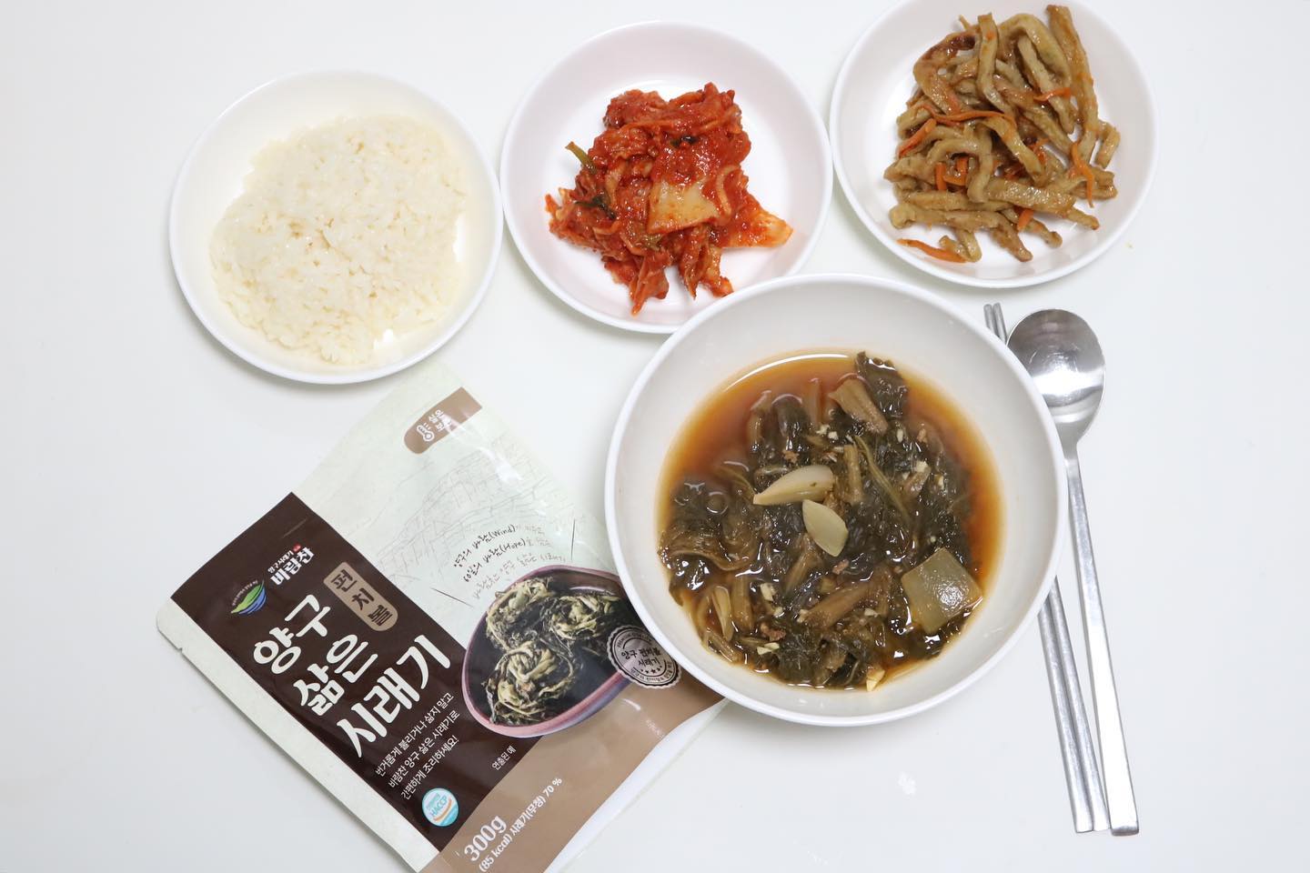 #협찬 #강원도양구 #펀치볼시래기 

가끔.. 시래기가 가득 들어간 찌개, 국 먹고싶더라고요..? 
근데.. 말린건.. 정말.. 몇시간을 끓여도.. ㅠㅠ 질기기도 하고, 
맛도 그렇게 나오지 않아.. 고민이었는데, 

삶거나 데치지 않고 바로 먹을 수 있는 강원도 양구 펀치볼 시래기 만나봤잖아요!! :) 
실온 보관 가능하고, 미리 다 삶아 준비되어 있다보니~ 
집에 시래기 끓인 냄새 없이~ 정말 뚝딱! 된장국 완성했지 뭐에요 ㅋㅋㅋ 🤣 

심지어 맛있어요! 시래기 넣자마자.. 향이 은은~~하게 퍼지는게.. 굿굿!! 🥰 

전통맛 ㅎ 그대로 느끼는 것 같아 좋네요! 
강원도 양구 펀치볼 시래기~~ 로 맛있는 한끼 식사 완성해 보세요~ 

#간편식품 #간편한 #맛있는 #건강식 #한식 #시래기요리 #요리 #koreanfood