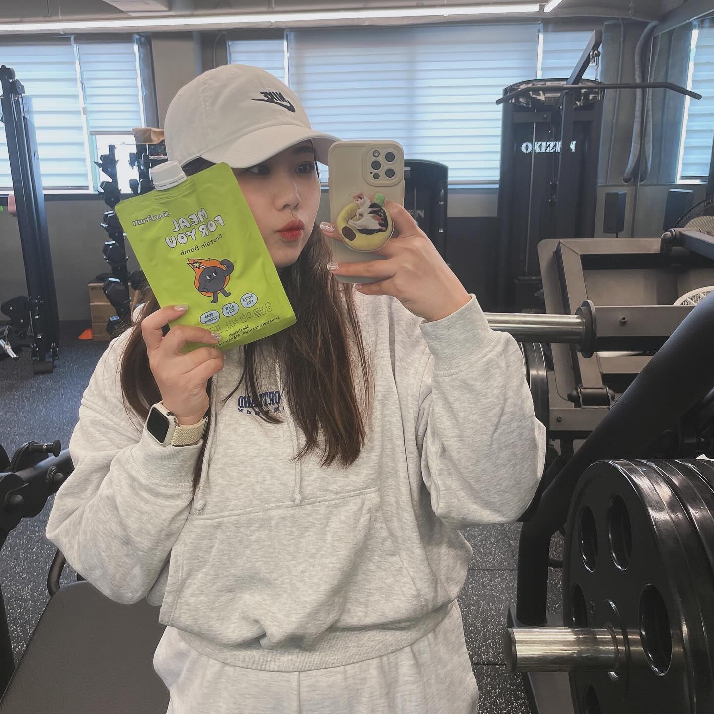 #협찬 #긴글주의

1년 넘게 운동하면서 단백질 챙기는데
진심이 되어버린 나
다양한 브랜드의 프로틴 제품들을 먹어봤지만
맛있고 영양성분 괜찮은 제품,
두 마리 토끼를 잡는건 너무 힘들었다

그러다 지은쌤 덕분에 알게 된
소이프롬 프로틴밤 💚

🌱 소이프롬 브랜드 자체가
국산 약콩을 시작으로 ‘식물성 원료’를 활용한
건강한 먹거리를 만드는데 진심이라
기타 첨가물은 따로 넣지 않는 곳!

지은쌤 x 소이프롬 #3일만챌린지 하면서
프로틴밤을 만나게 됐는데
‘식물성 단백질’이 무려 30.2g !! 🙀
거기다 영양성분도 괜찮음!!!
(PT쌤께 확인 받은 부분 !)

식물성 단백질은 처음 챙겨먹어 보는데
동물성 단백질만 고집할게 아니라는걸 느꼈다
사실 동물성 단백질만 챙겼을 땐 
속이 더부룩하거나 피부트러블이 심해지는거 같아서
걱정이었는데 번갈아 가며 골고루 챙기니
피부 트러블이나 장 건강 부분에서 괜찮은듯! 💪

식이섬유 10.8g으로 포만감 유지는 물론이거니와
변비 예방까지 가능인 소이프롬 프로틴밤!
게다가 아미노산 스코어 98점으로
근합성 극대화까지 굳굳 👍
식사 시간이 애매한 프리랜서, 프로 운동러들,
필라테스 강사, 트레이너 쌤들 등등
모두에게 적합한 쉐이크라 추천해주고 싶다!

요즘 술 마시는 횟수도 늘고
하루 한끼 정도는 건강한 식단 챙기기
습관을 만들어보고자 시작한 3일만 챌린지👀

같이 하시는 분들과 함께
맛도리 조합 추천하면서 으쌰으쌰하니
3일이 후딱 지나갔다!

지은쌤과 소이프롬 덕분에 3일만 챌린지
작심삼일만 해보자라고 하면서 시작했지만
건강한 습관 유지하기 혼자라도 챌린지 이어가며
영양균형 잘 맞추며 운동+식단 병행하려고 한다:)

✅ 고소한 미숫가루 맛
✅ 우유, 두유랑 넣어 먹음 훨씬 달달고소라 추천!
✅ 요 한팩에 #식물성단백질 30.2g
✅ 식이섬유 10.8g + 아미노산 스코어 98점 👍
✅ 입터짐 방지, 야식생각날 때 추천 !

건강이 쩨일 !
건강을 위해 꾸준한 습관으로 이어가보자구~👊