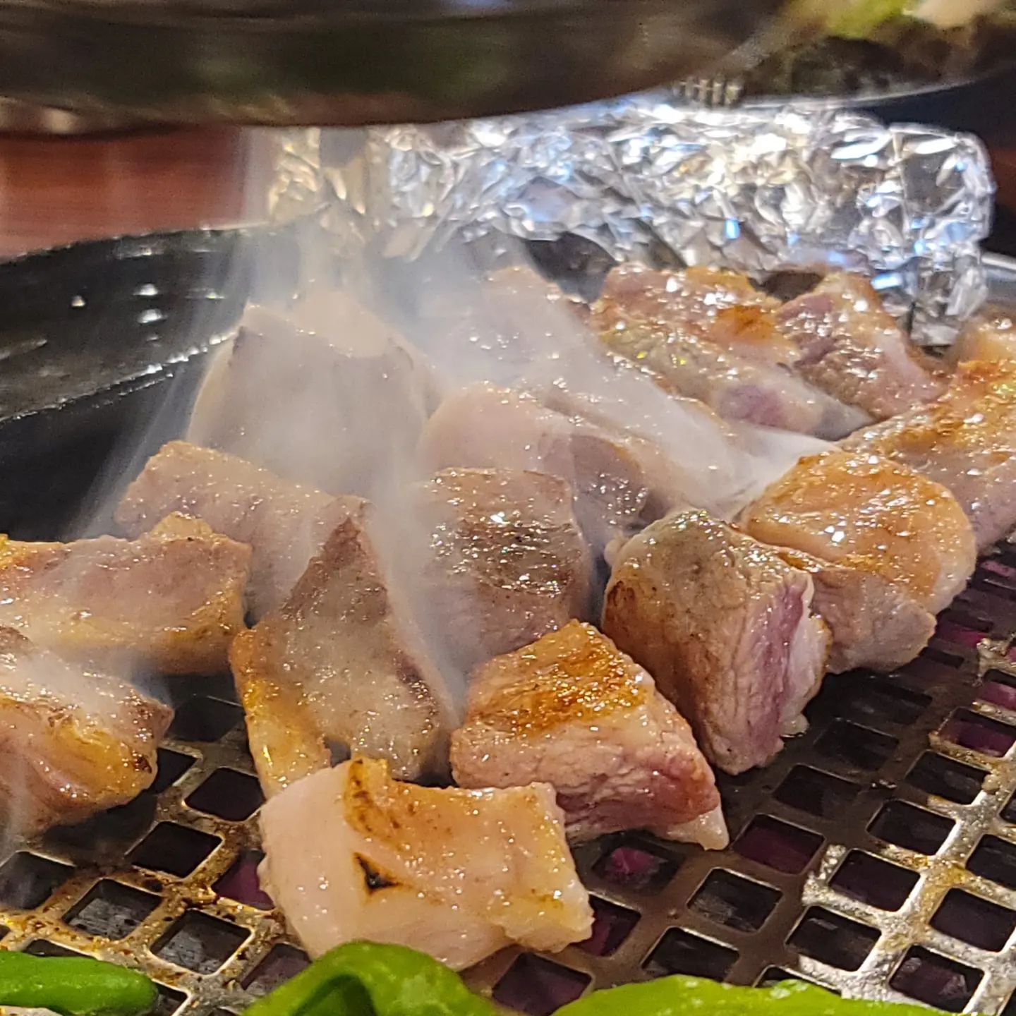 #협찬 <동래정 노원점>
가브리살과 멜조림의 조합이 완벽했던 고깃집

노원역 2번 출구 부근에 있는
<동래정 노원점>에 다녀왔습니다! 

출발 전부터 <동래정 노원점>에서는 고기를 시키면 멜조림이 제공 된다는 소식을 접해 너무나도 설렜어요😍

멜조림은 남해안 대멸치,간장, 된장, 고춧가루등 각종 양념을 졸여 만든 제주도식 멸치조림이에요!

고기를 와사비나 소금 혹은 양념장에 찍어 먹는걸 좋아하는데 멜조림에 찍어 먹을 생각 하니 출발 전부터 입에 침이 고이더라구요🤤

이 날 날이 매우 추웠는데 노원역과의 거리도 가까워 많이 걷지 않아도 돼서 너무 좋았습니다 ㅎㅎ

메뉴는 동래정의 시그니처메뉴인 가브리살 2인분과
물밀면 그리고 따뜻한 순두부찌개를 시켜보았어요🔥

🎈가브리살 - 비주얼 부터 예사롭지 않았던 가브리살!

네모난 형태의 두툼하면서도 정갈하고 모양새가 너무 이쁜 가브리살이었습니다

종업원분께서 잘 구워주신 가브리살을 기대하던 멜조림에 듬뿍 찍어 한입 먹어 보니

살면서 처음으로 고기가 쫀득하면서 담백하다라는 느낌을 받았어요😍

식감도 너무 좋았고 씹을수록 육즙도 나와 먹는 내내 젓가락이 멈추질 않더라구요

국내산 암퇘지 그것도 1+등급의 신선육을 종업원분들께서 최고급 백탄참숯으로 구워주시는데다

노릇노릇하게 잘 구워진 가브리살을 동래정만의 음식인 멜조림에 듬뿍 찍어먹으니 

담백하면서 고소하고 짭짤함과 매콤함의 오묘한 모든 맛들이 따로 놀지 않고 조화롭게 입안에서 맴돌았습니다😍

그리고 고기와 함께 나온 호일에 싸여진 새송이 버섯도 구운 후 잘라주셨는데

소금에 살짝 찍어 먹으니 담백하고 고소한 맛이 확 느껴져 너무 좋았어요🥰

🎈물밀면 - 시원한 육수에 쫄깃한 밀면의 조합이 너무 좋았던 물밀면!

시원한 육수에 쫄깃한 밀면의 조합이 너무 잘 어울리더라구요 ㅎㅎ

고기와 시원한 육수와 면의 조합은 정말 최고였습니다

🎈칼칼 순두부찌개 - 큼직한 새우와 바지락이 많이들어간 해물 순두부찌개!

시원한 해물맛과 부드러운 순두부 그리고 칼칼함이 잘 어우러져 정말 시원했어요🔥

매일 아침 이 순두부찌개를 먹을 수 있다면 전날 밤 출근 걱정 보다도 

아침에 순두부찌개 먹을 생각에 출근의 괴로움이 잊혀질 정도의 맛이었습니다😄

🎈멜조림비빕밥 - 동래정의 숨겨진 메뉴

메뉴판에는 없지만 공기밥을 시키면 기본 상차림에 나오는 멜조림과 공기밥을 같이 비빌지 물어봐 주시는데

비빔을 선택하면 종업원분께서 멜조림과 공기밥을 맛있게 비벼주십니다

짭쪼름하면서 고소하고 살짝 매콤한맛이 나는게 밥도둑이 따로 없었어요😋

이 멜조림 따로 살수만 있다면 여러통 사두고 매일 밥에다 비벼먹고 싶다는 생각이 들더라구요 ㅎㅎ

매장 내부도 넓고 간결하면서 청결하고 직원분들께서도 친절하셔서 식사 내내 기분좋게 식사를 할 수 있었어요

1+등급의 돼지고기와 멜조림이 너무 맛있었던 <동래정 노원점>

저는 바로 단골 돼서 또 다녀왔습니다🥰

❤정가브리 180g/16,000원(2人)
❤제주산방 물 밀면 7,000웡
❤칼칼 순두부찌개 7,000원
❤서울 노원구 상계로 76 1층
❤영업시간 : 매일 17:00~02:00(01:00 라스트오더) 

#노원역맛집, #노원맛집 #노원역고기집 #동래정 #동래정노원점 #노원고기집 #노원삼겹살, #노원회식장소 #노원가브리살 #노원모임장소 #미갈매기 #정가브리 #노원오겹살 #노원물밀면 #삼겹살 #가브리살 #갈매기살 #서울맛집 #데이트맛집 #먹방 #먹스타맞팔 #먹스타 #맛스타그램 #맛집 #일상 #데이트 #맞팔 #먹팔