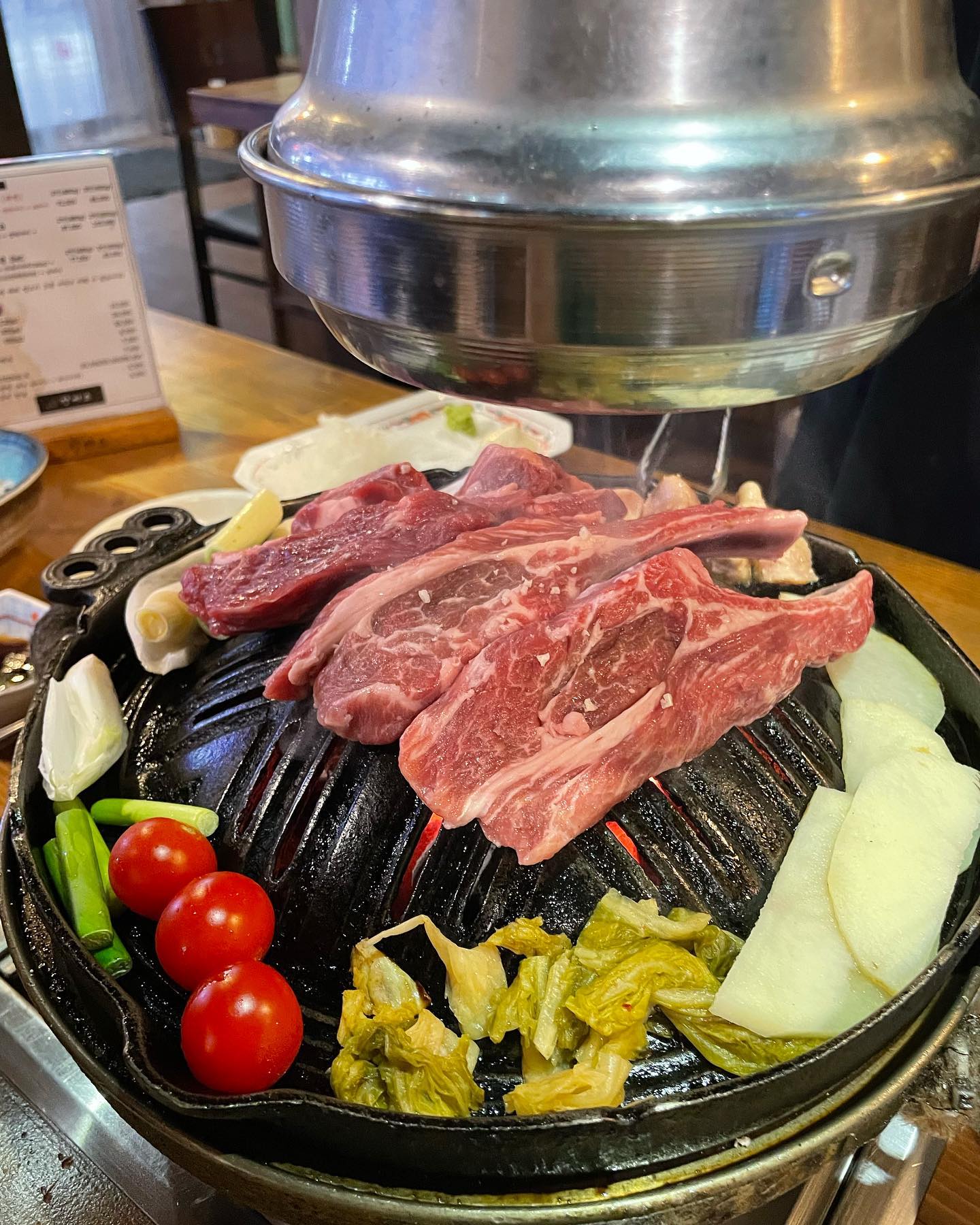 #징기스 
#신중동역맛집 
#양갈비 

저번주인가..? 
기운이 없으셨던 원장님을 위한 선물🤭
맨날 원장님 병카로 삥만 뜯었는뎅..
2년이 넘도록 한번도 대접을 해드린적이 없었어용 ㅎㅎ ㅋㅋㅋㅋ

"원장님 저녁드시면서 이야기 할까요?"

에 동공이 흔들리셨죠..? ㅋㅋㅋㅋ🤭
섭흐라이즈 ~ ㅋㅋ 그동안 고생하셨고
앞으로 더더더 고생하세여.. :) 

원장님이 주신 월급으로 제가 쏠게요ㅎ
(많이주시면 많이 사드립니다😜)