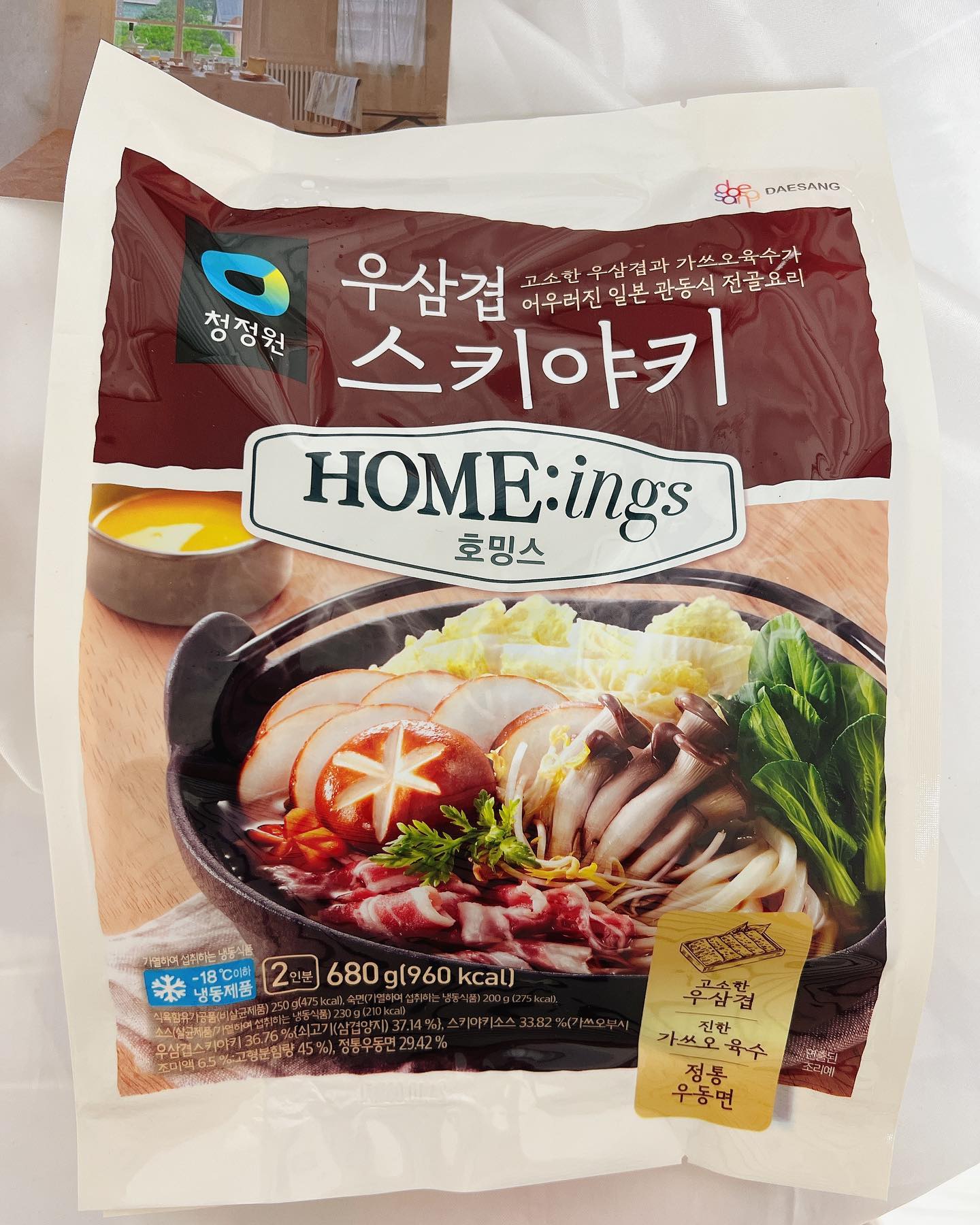 #협찬 간단하지만 맛있게 즐길 수 있는
청정원 호밍스 우삼겹 스키야키 야식으로 즐겨보았어요.

고소한 우삼겹과 가쓰오육수가 어우러진
일본 관동식 전골요리로 청경채,배추,숙주,느타리
표고버섯과 우삼겹,쫄깃탱글한 우동면까지 모두 담은
청정원이 만든 가정간편식 브랜드에요~

먹어보니 진한 육수에 고기는 부드럽고
면은 쫄깃탱탱해서 너무 맛있더라고요
냉동실에 쟁여두고픈 1인
해동없이 10분이면 조리가 가능해서 요즘같이 
추운날씨에 속까지 녹여주는 메뉴랍니다.❤️❤️

chungjungone chungjungone_life 

#호밍스#청정원호밍스#호밍스가맛있더라#호밍스신제품#우삼겹스키야키#소고기전골#전골요리#스키야키#저녁메뉴추천#밀키트추천#먹스타그램#야식#겨울메뉴#캠핑요리#홈쿡