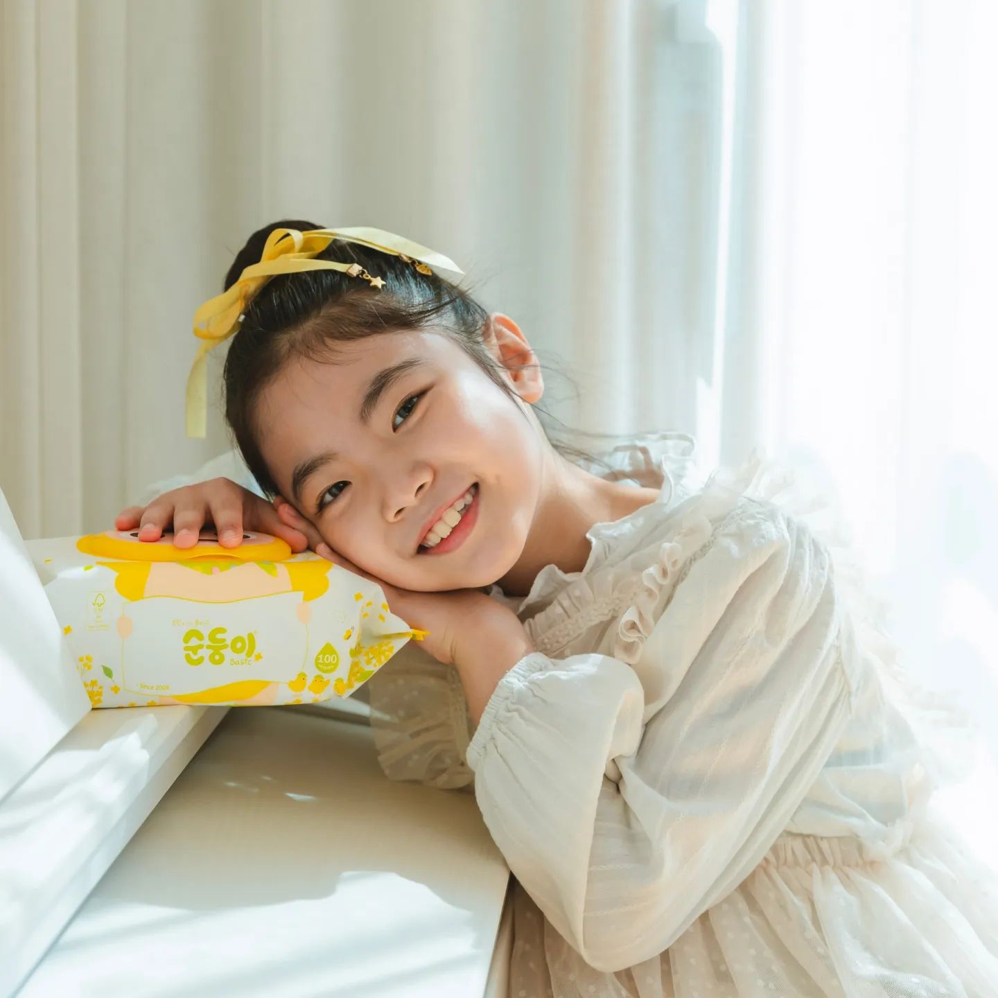 #광고 soondoongi
⠀
신학기를 맞이하여 노란병아리로 변신한 순둥이💛
⠀
독일 더마테스트 엑설런트 등급을 받은 순둥이는
초순수 과정을 거친 맑고 깨끗한 정제수를 사용한
저자극 물티슈에요😌
⠀
한장한장 쏙쏙 뽑히고 두께도 도톰해서
한장으로도 충분히 사용하기 좋은 물티슈라죠😎
⠀
하윤이 학교준비물로도 보내고
집안 곳곳 필요할만한 곳에 배치해두니
이렇게 마음이 든든할수가요🤭
⠀
⠀
#신학기준비물 #대용량물티슈 #순둥이물티슈 #물티슈추천
#한정판물티슈 #캡형물티슈 #신학기필수품 #초등학교준비물
#신학기선물 #물티슈 #엠보싱물티슈 #초등학생준비물