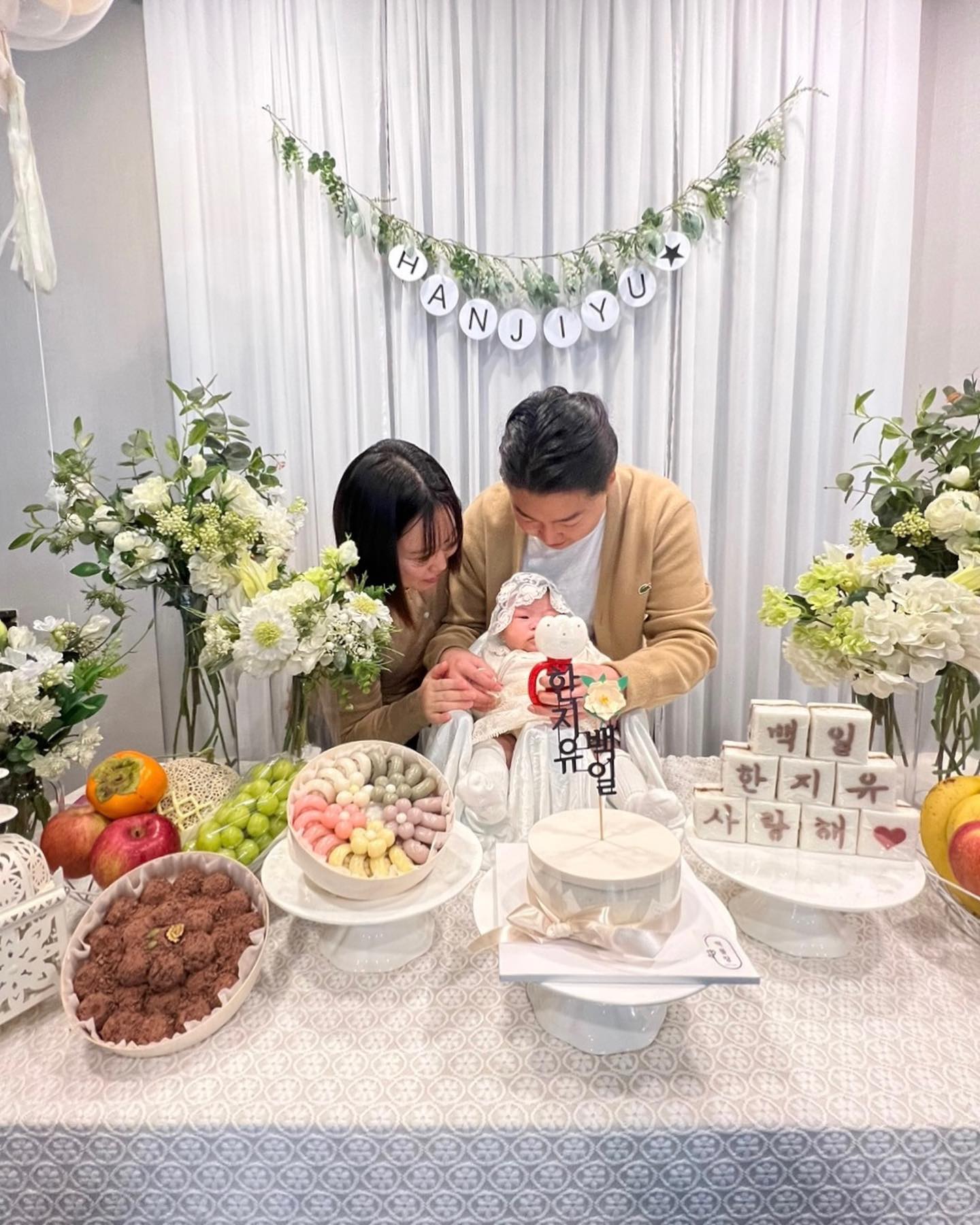 오늘 지유 100일이에요👶🏻💛
지난 주말에 가족들끼리 모여서 소소하게 보냈어요! 지금처럼 건강하고 방긋방긋 웃는 지유로 가즈아 흑흑🥹🥹
(역시 사진에는 튤립북이 빠질 수 없쥬😗)
가족들에게 받은 백일 선물들도 빠질 수 없쥬✨
#백일#백일상#주엔#내딸#사랑해