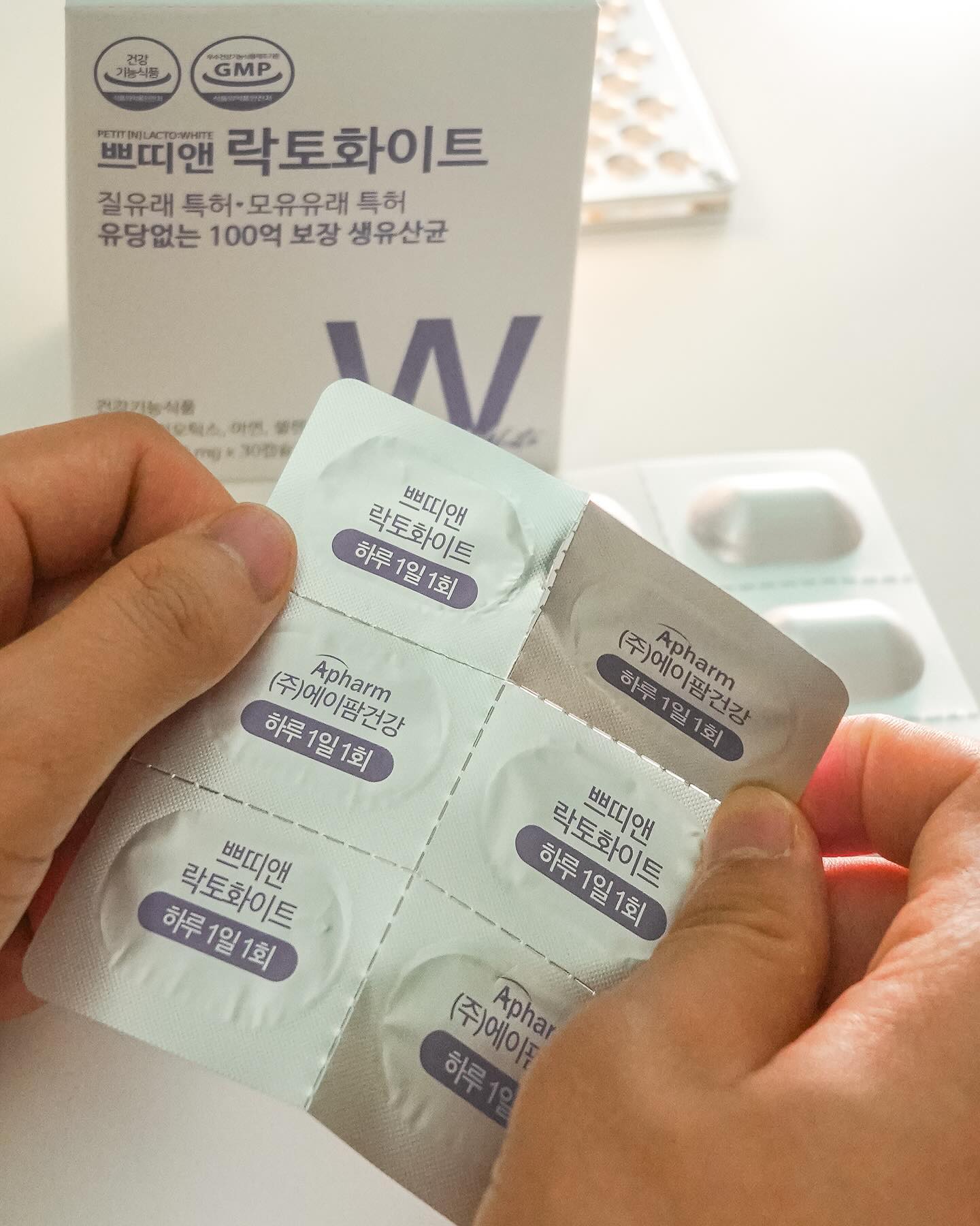 #광고 petitn_official 
여러분, 다가오는 24년 새해 다짐 하셨나요?!
제 다짐은 건강을 챙기기 ,,,, 약을 꾸준히 먹어보기 ,,,,🫠
⠀⠀
유산균이 원래 꼭 먹어야 하는 필수 약인 줄도 몰랐는데
이번에 쁘띠앤 락토 화이트를 받고 나서 알았지 모에요🫣
⠀⠀
✨쁘띠앤 락토 화이트✨
-직접 꼼꼼하게 엄선한 7가지 프리미엄 부원료 사용
-유일한 유당 프리 100억 질 유산균
-유산균+아연+셀렌 3중 기능성
-첨가물 최소화하여 임산부도 안심하고 섭취 가능
-무색무취 식물성 캡슐로 편안한 목 넘김
⠀⠀
쁘띠앤에는 유산균뿐만 아니라 단백질 음료, 프로폴리스, 마그네슘&비타민D, 오메가3등
기본적으로 챙겨 먹어야 하는 약들을 다양하게, 직접 엄선하여 꼼꼼하게 제작하여 판매 중이니 새해엔 #쁘띠앤 에서 건강 챙기자고요 🖤
⠀⠀
⠀⠀
#쁘띠앤락토화이트 #질유산균 #질유산균추천 #임산부
#임산부유산균 #100억유산균 #유당프리유산균 #질유래유산균
⠀⠀
⠀⠀