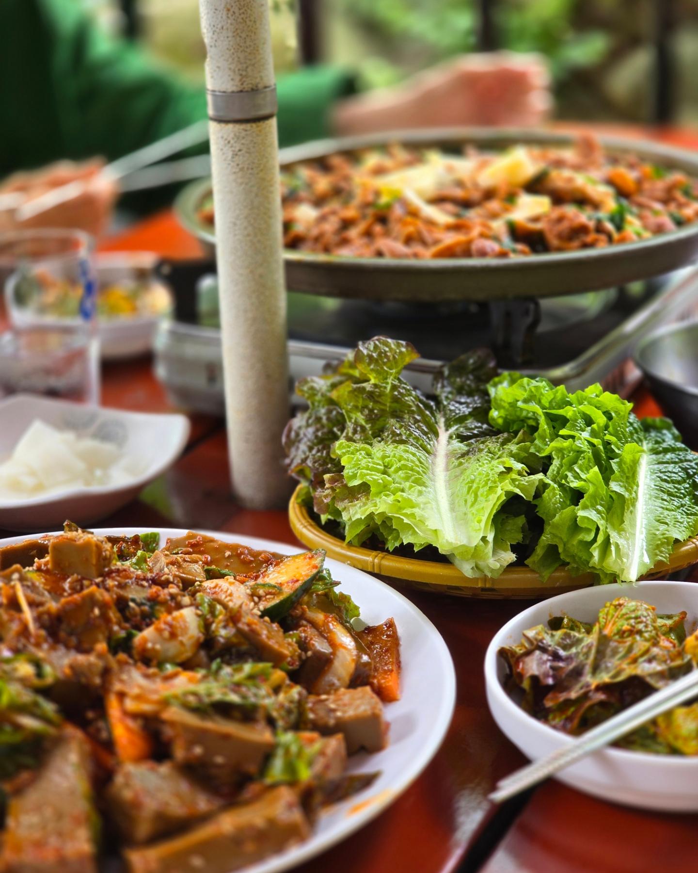 가야공원 이래서 오는구나.
계곡물 소리 들으며 먹는 오리고기라니.
맛을떠나서 뷰와 사운드가 환상임.

인근 다른 고기집도 가봤는데 
가본곳중 뷰는 여기가 제일 나은듯.

오리불고기 45000원
오리고기 추가(반마리) 23000원
도토리묵 15000원
볶음밥 2000원
주류 5000원

옻닭 옻오리 백숙종류 다있음. 
맛 : 볶음밥 빼고 괜찮음. (쏘쏘)
단점 : 화장실이 멀다
👉김해집

#부산오리고기 #가야공원뷰맛집 #부산계곡 #가야공원오리고기