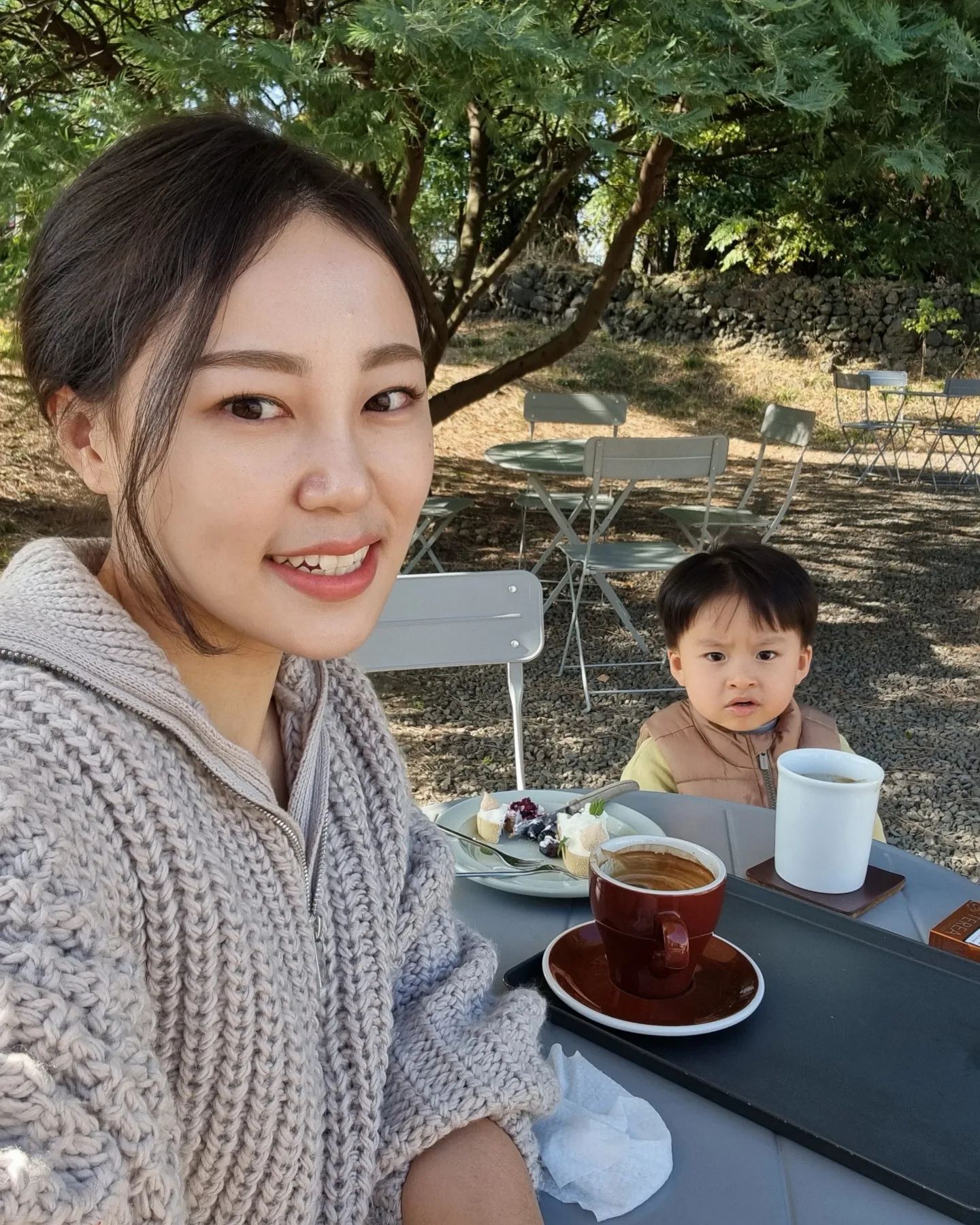남편 쉬는날은 지안이달고 데이트하는날..❤️

8년을 휴직하고 그 중 5년을 육아한 우리남편.
오랜만에 하는 일이 너무 힘들진 않은지 걱정이라 했더니,
자긴 일이 아무리 힘들어도 육아보다 낫다며
일이 자기성향에 맞는다고 해요ㅋㅋ
오히려 육아를 맡은 내가 더 큰일을 하는 것 마냥 다독여주고,
쉬는날은 내기분전환 시켜주려고 노력하는 모습에 ㅎㅎ
좀... 사랑스럽(?)네요ㅋㅋㅋㅋㅋㅋ

사실 그렇~~게 힘들진 않은데... 그렇게 말해주니 너무 고마워서
저도 남편을 위해 좀 더 노력하게 되구요,,

지난 수 년간 많은 사람들이 우리가정의 생계에 대해ㅋㅋㅋㅋ
걱정의 말을 많이 남겼지만..
결과적으로 전 그 마저도 우리부부에겐 잘된일이 아니었나.. 라는 생각이 듭니다.

"육아한정공감능력이 탑재된 T남편" 은 엄청난 레어템인데
제가 얻은 것 같아요😊

#전설템줍줍 #촬영능력은없음 #똥손