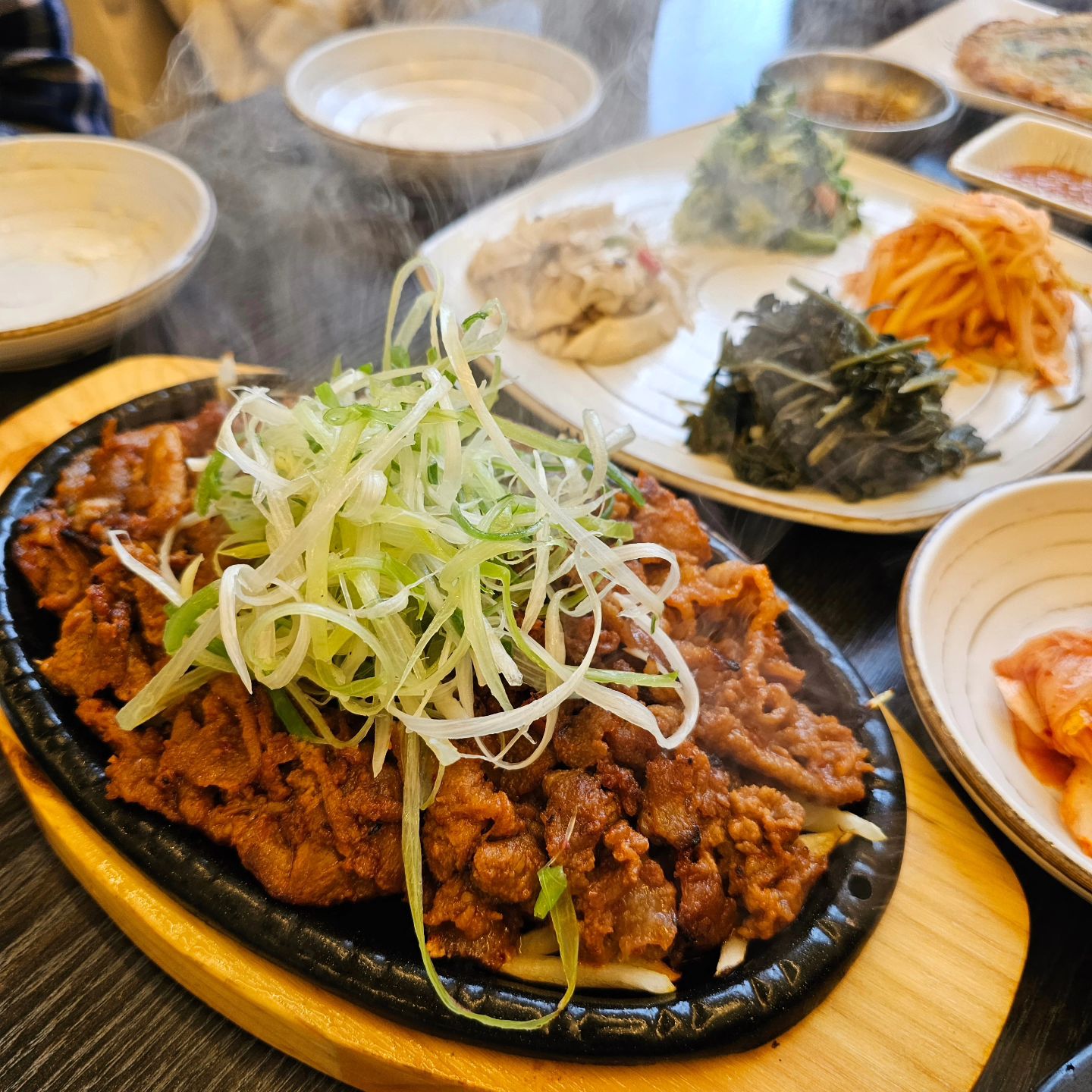 •
-
한식 먹고 싶을 땐 무조건 여기다
.
백운호수 근처에 있어서 산책하고 바로 방문가능
.
주차장도 넓고 인테리어도 깔끔해서 기분 좋게 식사 가능
.
고추장 불백 진심 너무 맛있어서 폭풍흡입
.
샐러드바가 있어서 먹고싶은거 먹을 양만큼 편하게 이용 가능
.
화장실도 깨끗해서 모든게 만족
(여자 화장실은 문 열고 들어가면 파우더룸이 있고 왼쪽 문열고 들어가서 대기 하면 된다는 꿀팁)
-
#백운호수맛집#백운호수회식#백운호수한식#백운호수한정식#백운호수밥집#의왕롯데아울렛맛집#의왕롯데아울렛한식#의왕맛집#의왕한정식#의왕한식#의왕회식#의왕가족모임#백운호수데이트#백운호수근처맛집#새벽집