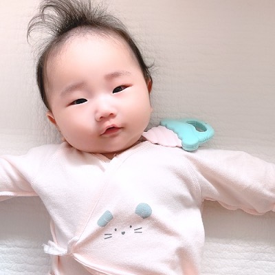 엄마?! 내 아이스크림 치발기 어디있어?🤣

'아기를 부탁해'에서 
출산선물박스를 받았어요! 소리 질러~📣

네이쳐러브메레 츄어블 
딸랑이 치발기 8종선물세트
색감이 파스텔톤의 솜사탕 컬러예요.
사랑스러운 딸랑이와 치발기

이제 구강기에 접어들어 입으로 
모든 가져가려고 하고 있는데
BPA FREE 제품이라 
아기가 물고 빨아도 안심할 수 있어서 추천해요! ❤️❤️❤️

CAREBABY_OFFICIAL
#아기를부탁해 #출산선물박스 #네이쳐러브메레 #츄어블딸랑이 #츄어블치발기 #치발기 #딸랑이치발기 #아기치발기 #치발기추천 #임신선물 #출산선물 #신생아선물 #네이쳐러브메레치발기 #츄어블딸랑이치발기
