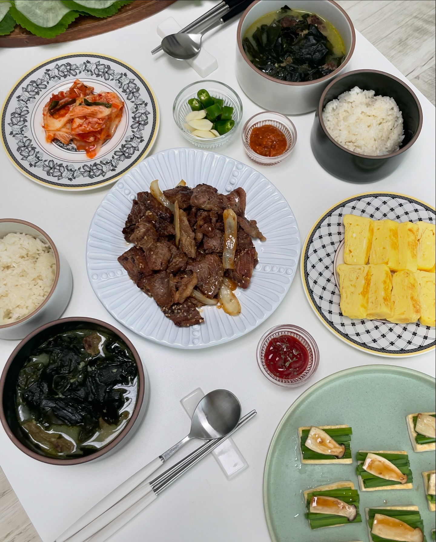 오랜만에 피드는 남편생일상🧡
#미역국 
#석갈비
#계란말이
#성심당 #귤시루 🍊