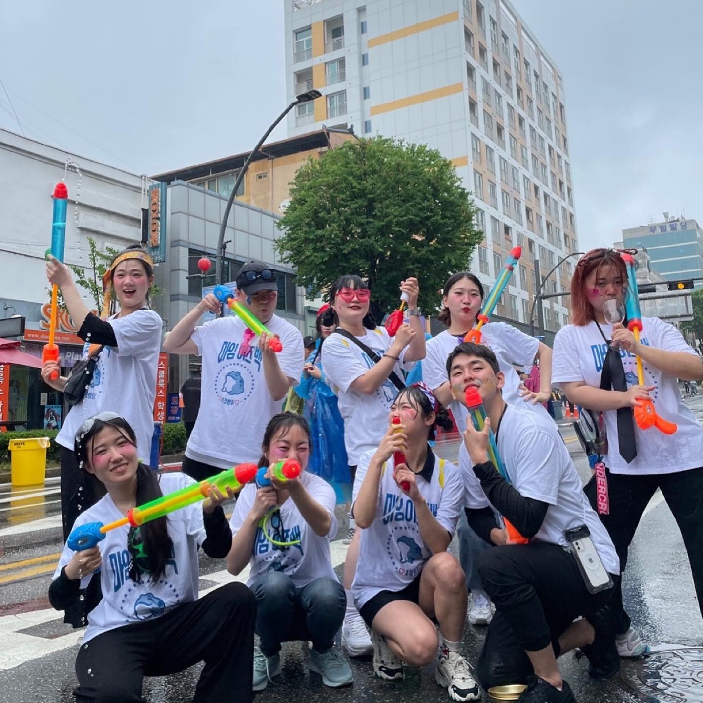 춘천마임축제, <물의도시: 아수라장>
2023.05.28 (춘천마임축제 ~2023.06.03) 춘천, 중앙로 일대
#무료공연 #무료행사 

진짜진짜진짜 재밌고 진짜진짜진짜 힘들다! 그치만 재밌었다. 그치만 몸은 힘들다! 그래도 재밌었다… 

내리는 비를 맞고, 서로 물총을 겨누며 물줄기를 맞고, 하늘에서는 거품이 마구 흩날리고. 남녀노소 너나 할 것 없이 아수라장 속에서 장관을 만들어냈다. 행사장 곳곳에서 펼쳐지는 다양한 공연도 관찰하고, 춤도 추고 뛰어 놀면서, 단순한 즐거움을 넘어 알 수 없는 해방감까지 느꼈다. 눈과 귀와 몸이 모두 즐거웠던 지난 하루.

그러나 #춘천마임축제 는 끝나지 않았다! 이번주 평일에 계속해서 진행되고 있는 <봄의도시> 행사와 폐막 프로그램 <불의도시: 도깨비난장> 이 남아있다. 문화와 예술을 사랑하는 #문화도시춘천 시민으로도, #청년축제학교 #깨비짱 으로도 즐길거리가 한가득이야~~!🥹

 #CIMF #아수라장 #다녀왔진_행사 #다녀왔진_공연 #춘천문화생활아카이브