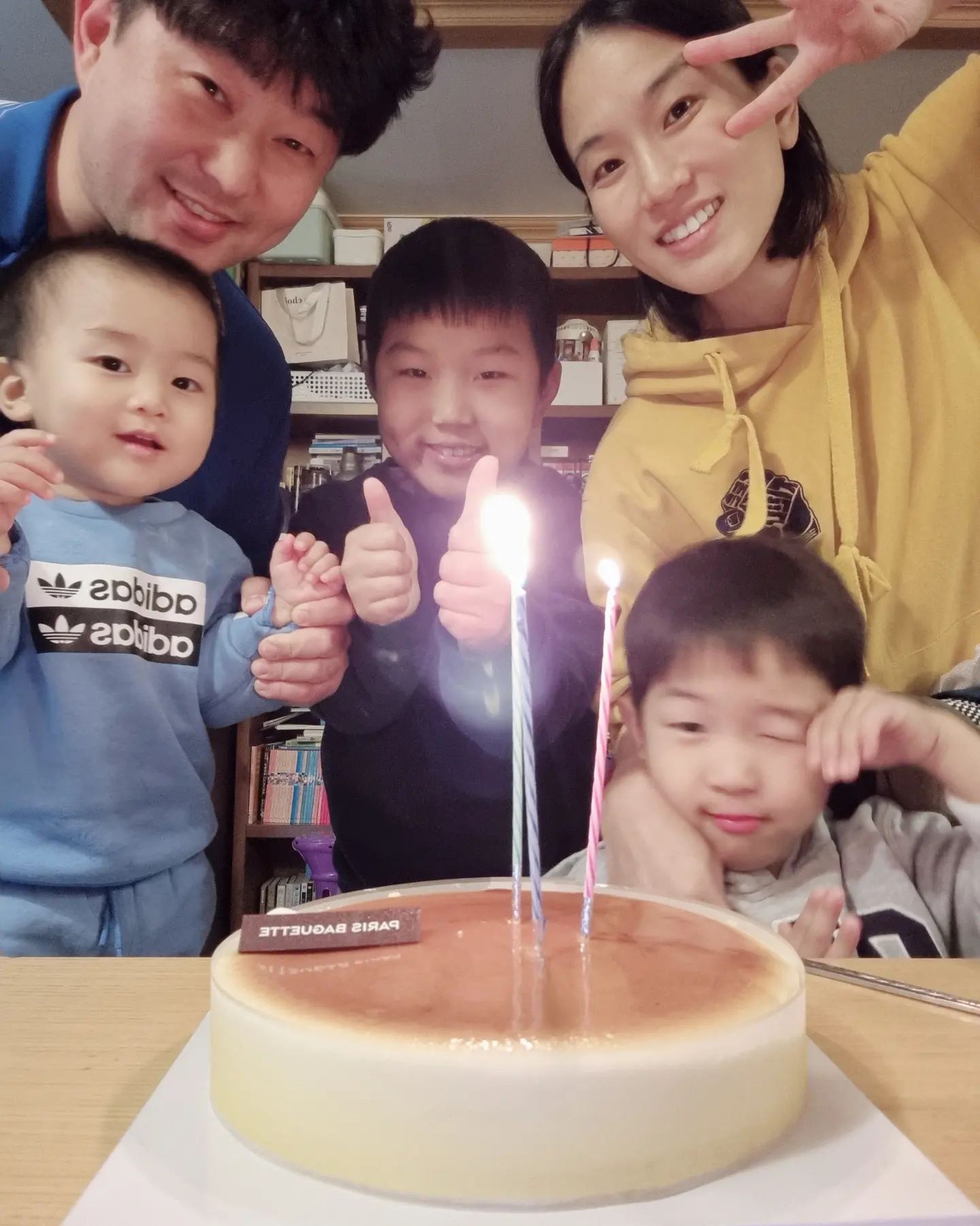 [39살 생일]
우리 집의 홍일점!
내년에는 또 한 명의 남자가 나타나
나를 에워싸겠구나!
5명의 가족과 보내는 나의 생일!

첫째 아들이 좋아하는 치즈케이크에
저녁으로는 입덧도 거의 끝나가니
명륜진사갈비로 배 채우기!

처음 가봤는데 남편과
고기 굽느라 먹느라 먹이느라
정신이 없었지만
첫째와 셋째가
고기를 잘 먹어 뿌듯! ㅎㅎ

내년은 또 어떠할지 기대되네요!!^^