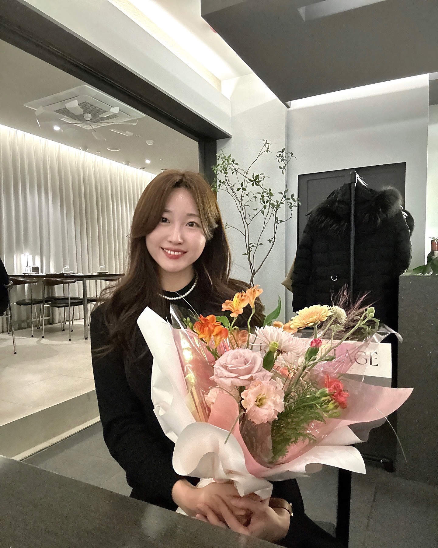 모임하기 좋은 장소 발견 👀🤍🩶
생일이라고 화유언니가 데려가 준 #어슬청담 상무점,
모던 클래식한 인테리어가 마음에 들고
퓨전이지만 한식의 멋을 살린 특별한 메뉴들이 있는 점도 좋았어요
⠀
문어와 녹두 감자 퓨레
고사리 파스타
소갈비 덮밥
중 다시 또 먹고 싶은 메뉴는 #문어와녹두감자퓨레
⠀
오랜만의 정보 요정🧚‍♀️
#모임장소추천 #상무지구맛집 #어슬청담상무점 #광주맛집 #퓨전한식
⠀
⠀
+
긍정선주로 살아갈 수 있게 도움 주는 언니들 고마워💗
언니들 덕분에 거실이 꽃밭이야🌸