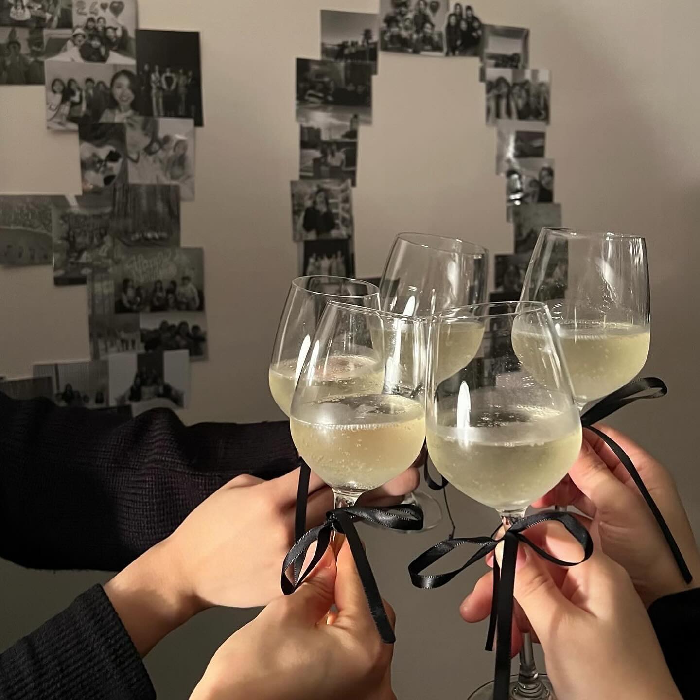 주말 잘 보내고 계신가요~?ᰔ

저는 이번 주말에 10대때부터 
20대까지 함께한 친구들과 
30대 파티를 했어요🤣ㅎㅎㅎ

정말 갑작스럽게 준비된 파티였는데 
나름 사진도 예쁘게 나오고, 
할 건 다해본(?) 느낌이에요 ㅋㅋㅋ 

일년만에 만나서 근황토크도 하고,
고등학생 때 이야기도 나누면서 
추억팔이 한 가득 하고 왔던 것 같아요! 

내일은 다시 새로운 주가 시작이네요ㅠㅠ 
너무 슬프지만,, 놀았으니 다시 힘내서 
일을 시작해야겠쥬🥹 
오늘 저녁 맛있는거 드시고 
다시 힘내보아요〰️🖤
