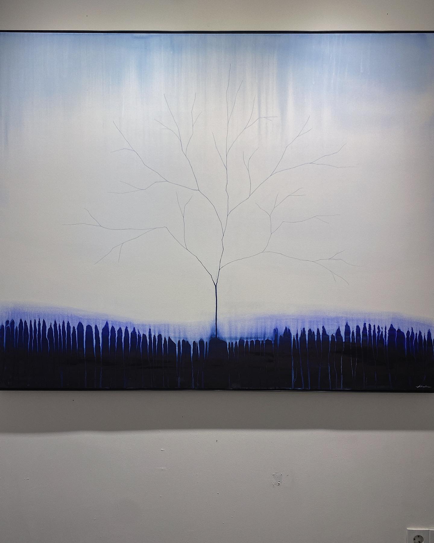 🌲

가느다란 나무이지만
뿌리는 단단함이 느껴지는 
호세오빠의 인생이 담긴 그림

지금 이대로도 좋지만,
나중엔 잎도 피고 새도 날아들거라며 
축복을 해주었읍니다🙏🏻

가늘고 길게
나의 미래 비즈니스 파트너가 되어주겠니?🥸

내 친구는 화가🎨👨‍🎨

#김호세개인전 #smorzando