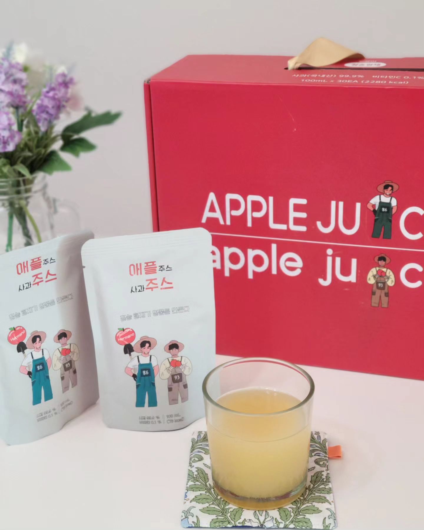 #협찬 
아침에 사과 대신 #사과즙 챙겨 먹고 있는데 맛있고 간편해서 너무 좋아요~🍎🙂

사실 요즘 사과가 금값이라 매일 하나씩 먹는게 부담스러운데 #청송형제 사과즙은 금액을 올리지 않고 작년 판매가 그대로 판매해서 부담없이 즐기고 있어요. 

낙과나 파지를 사용하지 않고, 싱싱한 사과 그대로를 청송에서 태어나고 자란 젊은 두 형제 농부가 보유한 haccp 제조공장에서 직접 착즙해서 보내준답니다! 

게다가 플라스틱 사용량을 줄이기 위해 플라스틱 뚜껑달린 제품은 생산하지 않는다니 환경까지 생각했네요~^^ 

방부제나 착색제, 보존료 무첨가로 안심하고 먹을 수 있구요~ 어린이기호식품을 인증받아 #아이간식 이나 어른 #건강간식 으로 챙기기 좋아요. 

선물용 패키지는 깔끔하고 고급스러워 #명절선물 로 준비해도 좋을 것 같아요. 선물용이 아닌 가정에서 드실 경우 벌크형도 있으니 참고하세요! 

이제 #1일1사과즙 으로 #가족건강 챙기시기 바래요~ 

#간식스타그램 #사과주스 #선물 #간식추천 #무가당사과즙 #무가당주스