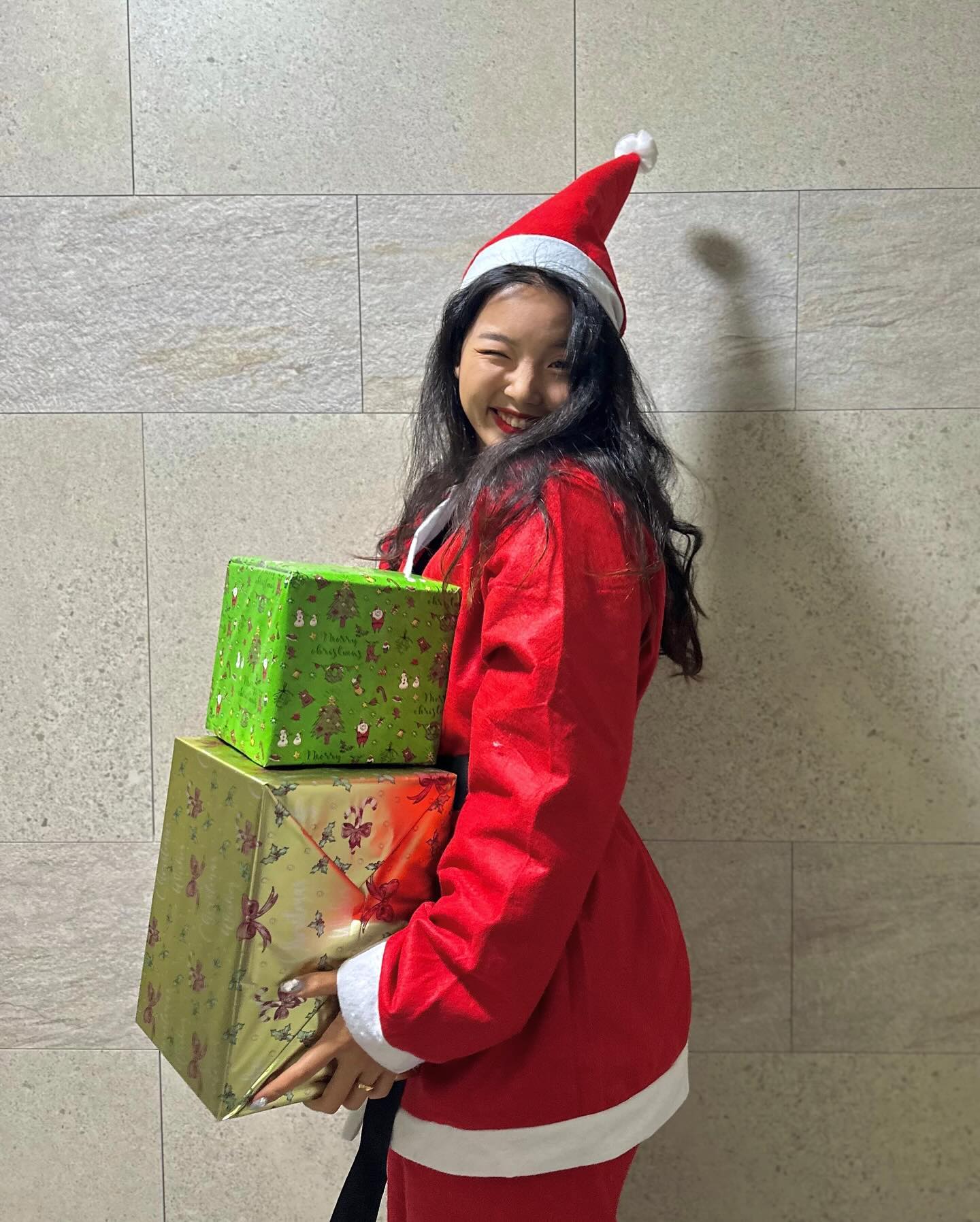 햅삐크리스마스파티🎄🎁
드레스코드 빨간색이라서 산타 되어버리기-!🎅🏻
왕 배불리 먹구 얘기하구 먹구 선물뽑구 먹구 완전 즐거웠당❣️