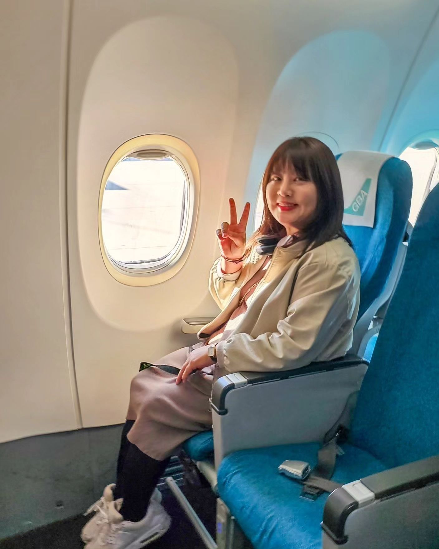 #여행지원
greaterbayairlinesgbakr 
🇭🇰
그레이터베이항공타고 홍콩에 다녀왔어요 

🛩🇭🇰
홍콩국제공항을 허브로 사용하는 신생 저비용항공사로 서울(인천)-홍콩을
주 7회 운영중인데요
돌아올때 아침 뱅기라 좀 아쉽지만^^;;
홍콩여행하기 좋았어요

🗓
인천출발 14:05 
홍콩출발 08:25 

3-3-3배열 B737-8기종으로 189석
1인 편도 13만원부터 가성비 좋고!
좌석💺이 많이 좁지않고
✔️
Flex go 예약시 수화물 20kg 
기본 수화물 7kg
기본 생수 1병 제공
승무원 넘 친절하고!
usb 충전🔋으로 4시간 비행동안
배터리 걱정도 없고....

🍱기내식도 맛있게 먹었어요
(72시간전 홈페이지에서 신청가능)

🧳수화물 던지지 않고
 안전하게 내려주는거 넘 좋고
  5년만에 가는 홍콩여행의 출발이
  시작부터 기분좋았어요🤗

#홍콩여행 #홍콩항공
#그레이터베이항공 #GBA
#홍콩노선 #hongkong
#greaterbayairlines
#홍콩비행기
#여행인플루언서
#홍콩자유여행