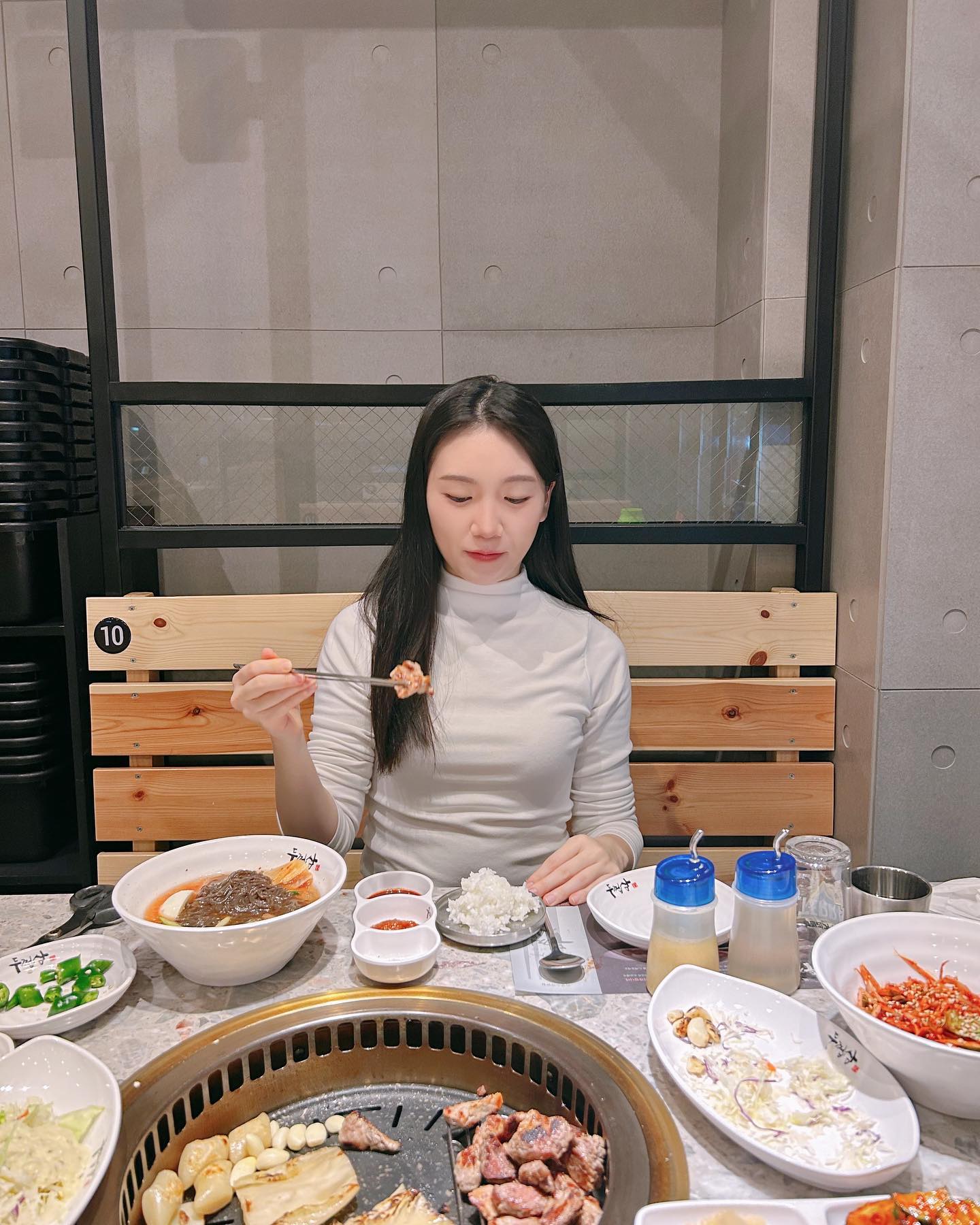 #협찬 요즘 고기노래를 불렀는데😂
드디어...목살 뿌시고 왔어요..👊🏻
두껍삼은 다른지점도 많이 갔었는데
명동점 오고 깜작놀랐습니다.
매장 내부가 너무 깔끔하고 연기하나 없다는게
신기하더라구요. 😲
직원분이 고기를 직접 구워주시고
테이블오더 방식이라 정말 편하게 고기먹기에
집중할 수 있어서 좋았어요 ㅎㅎ(외국인이 많은곳이라
더욱 세밀하게 신경쓴 느낌!)
고기는 질너무 좋고 역시 두껍삼..너무 맛있습니다.최고.
가족모임으로는 여기 정말 추천!!👍🏻

#두껍삼 #두껍삼명동점 #명동모임장소 #명동가족모임 #명동맛집 #명동고기집 #명동룸식당